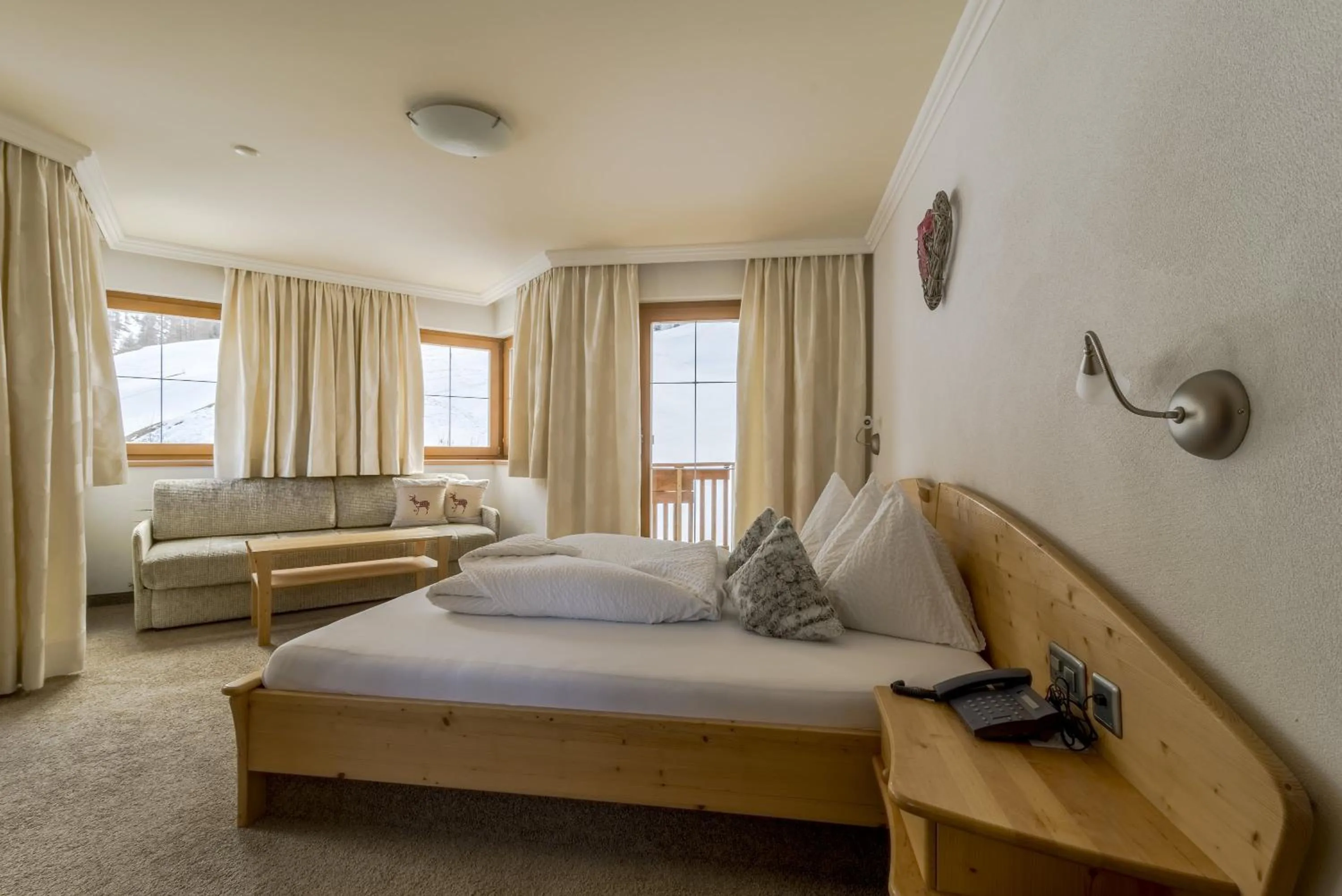 Photo of the whole room, Bed in Hotel Garni Chasa Nova