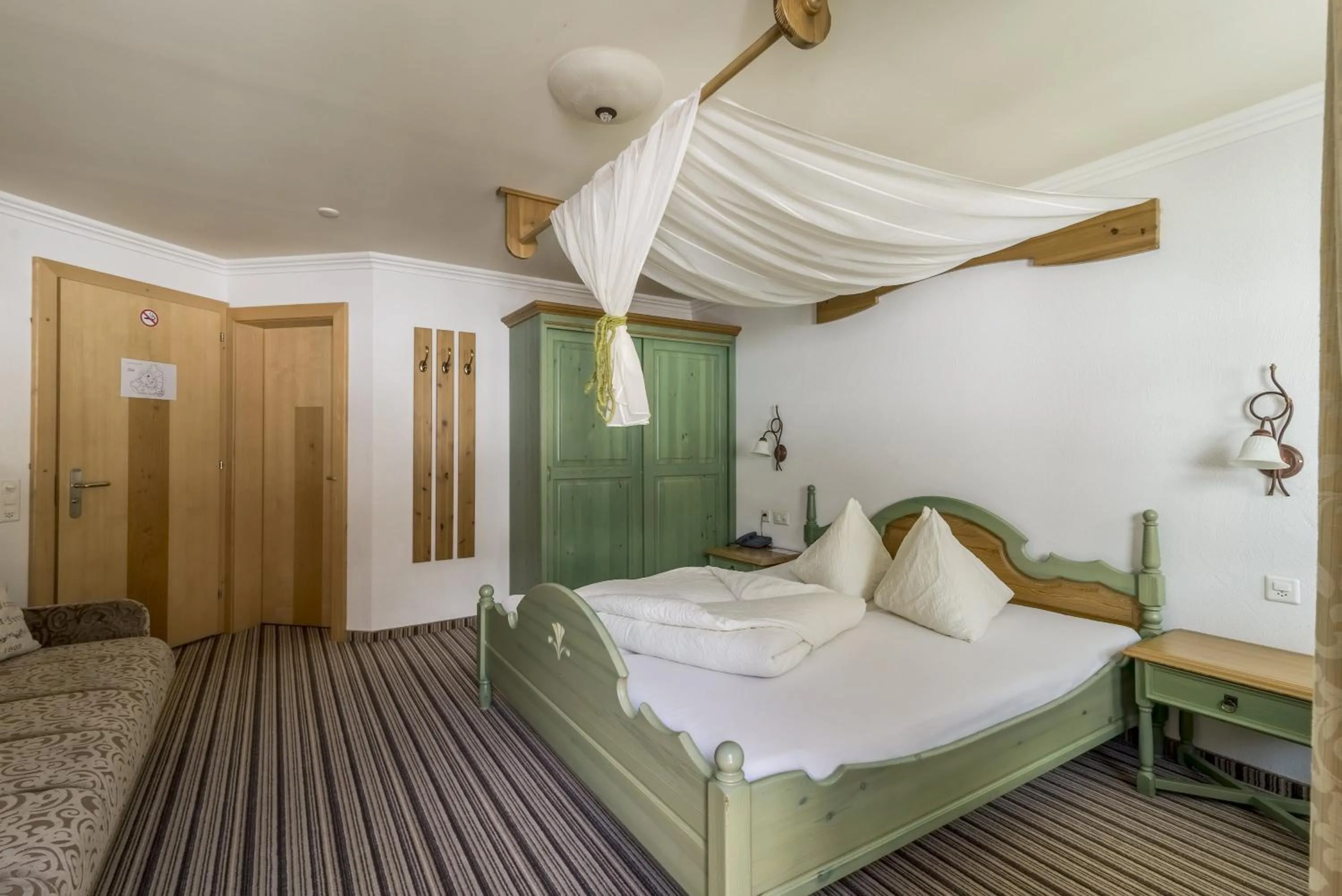 Photo of the whole room, Bed in Hotel Garni Chasa Nova