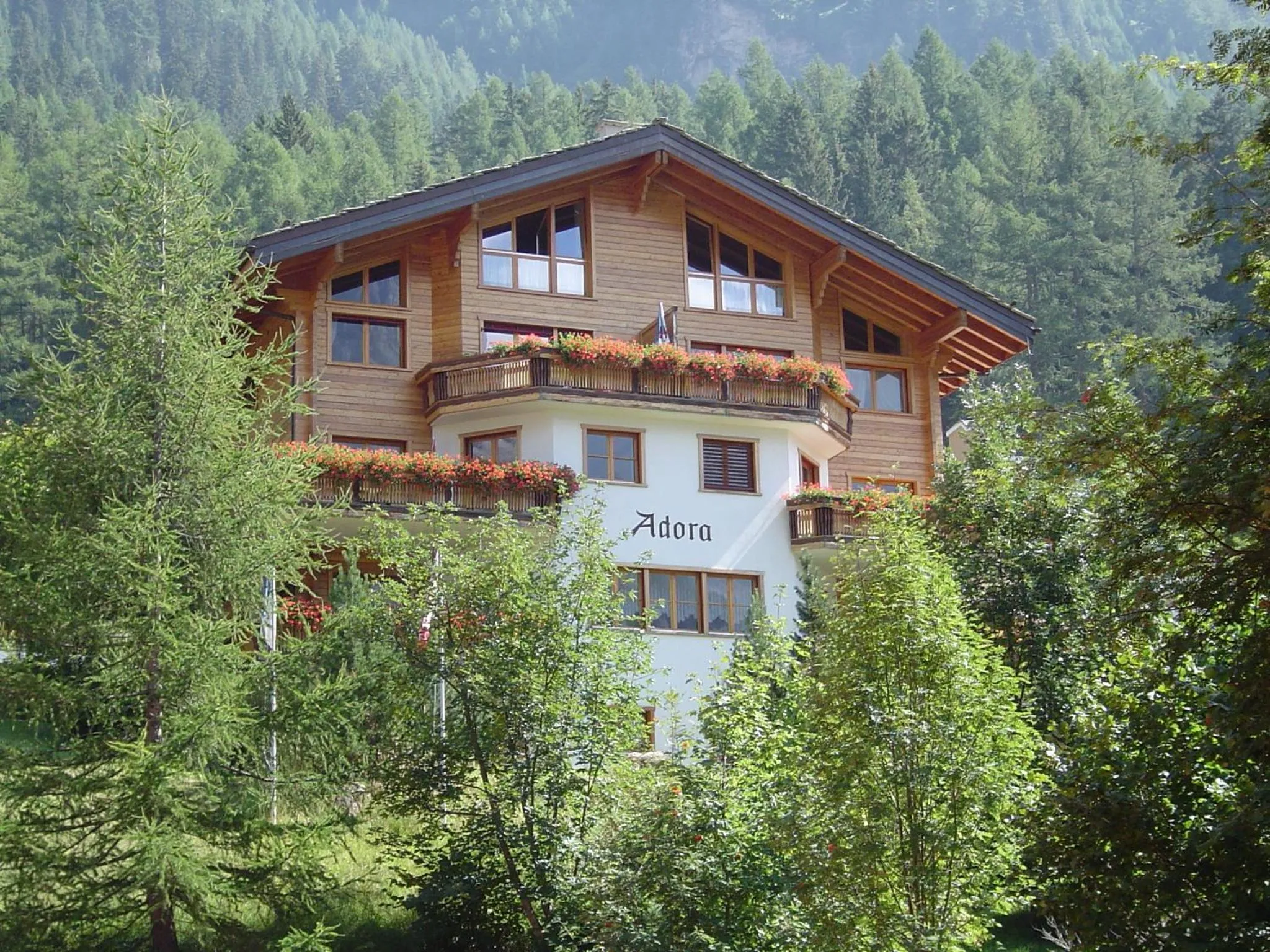 Facade/entrance in Alpina