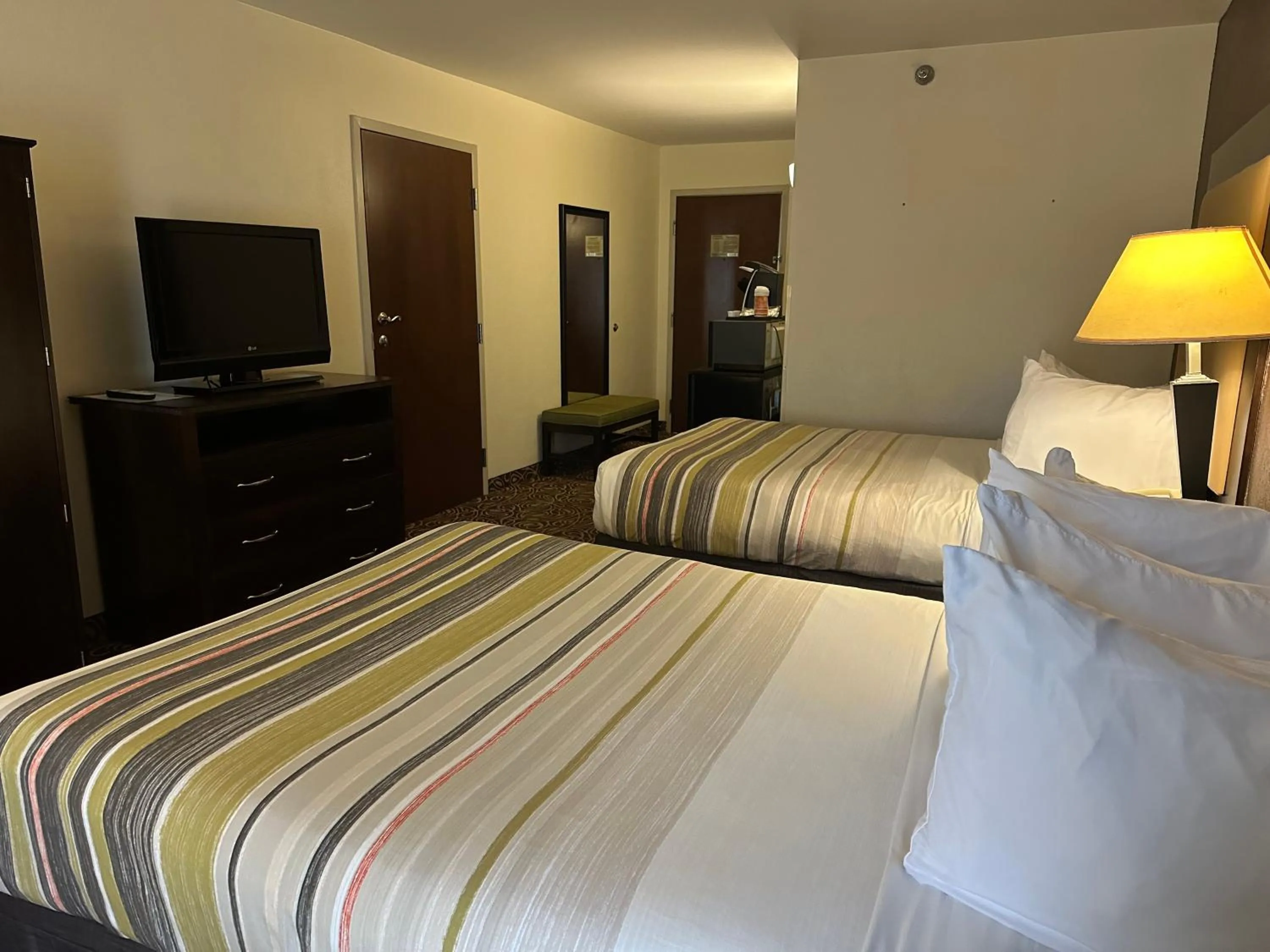 Bedroom, Bed in Country Inn & Suites by Radisson, Murrells Inlet, SC
