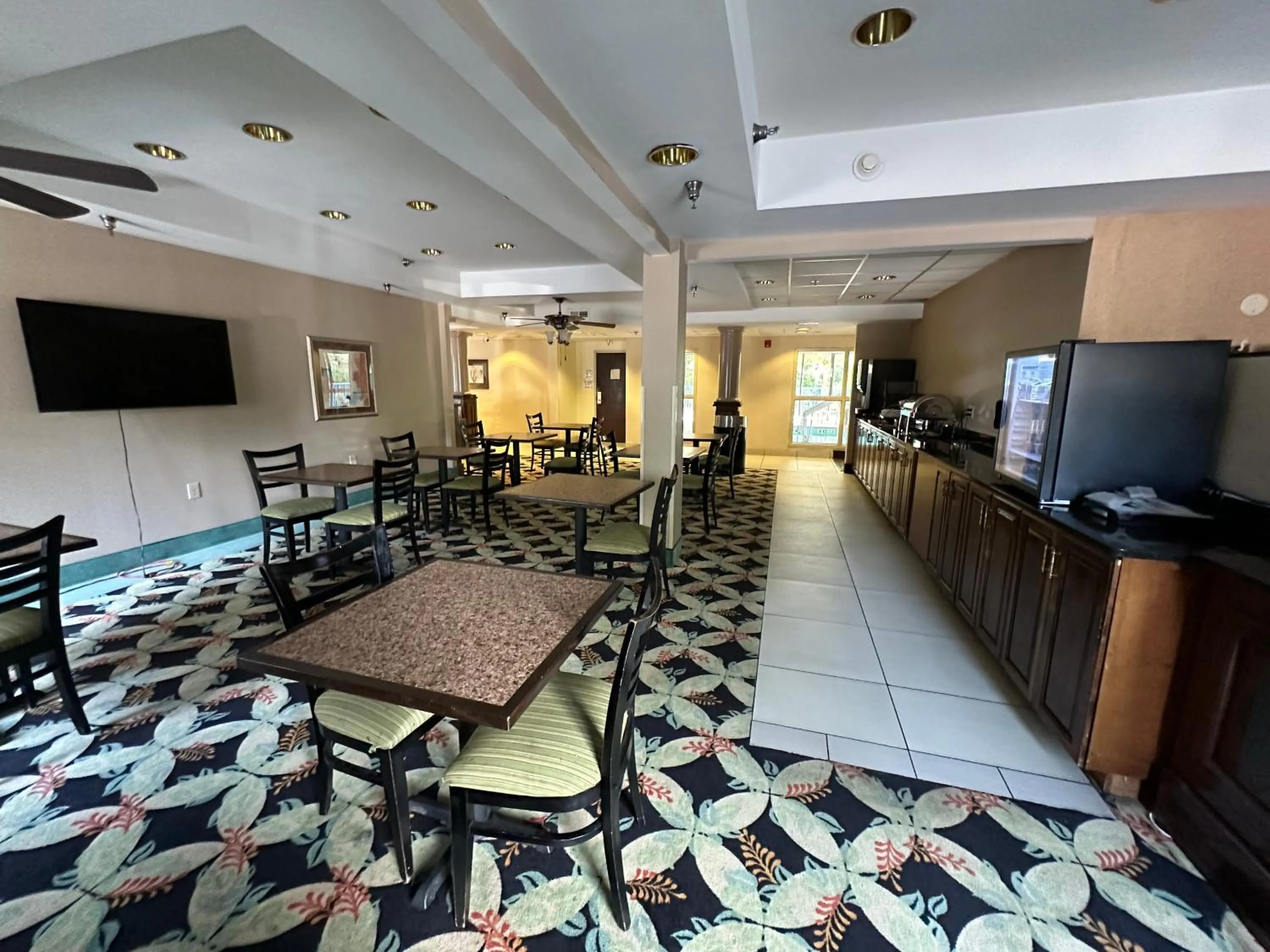 Breakfast in Country Inn & Suites by Radisson, Murrells Inlet, SC