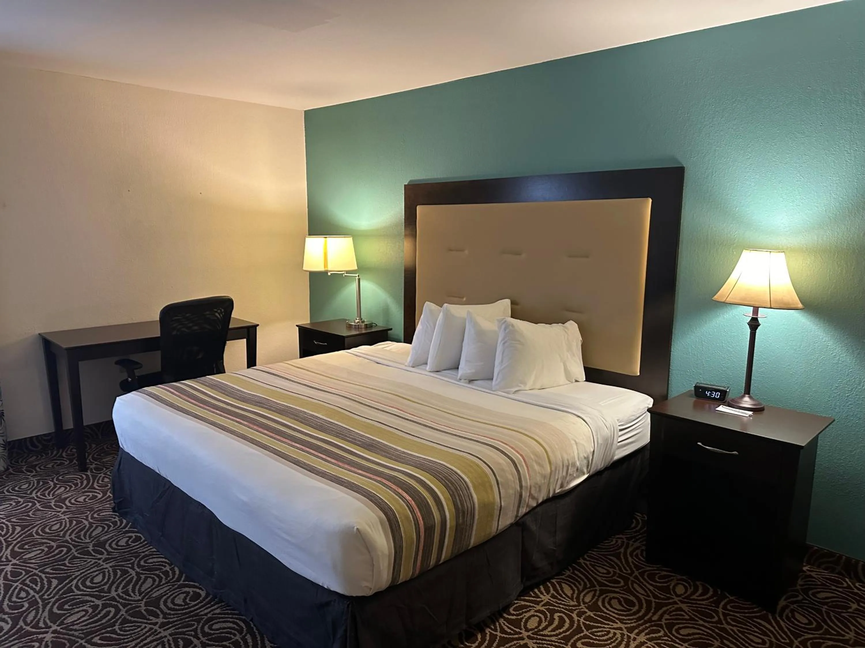 Bedroom, Bed in Country Inn & Suites by Radisson, Murrells Inlet, SC