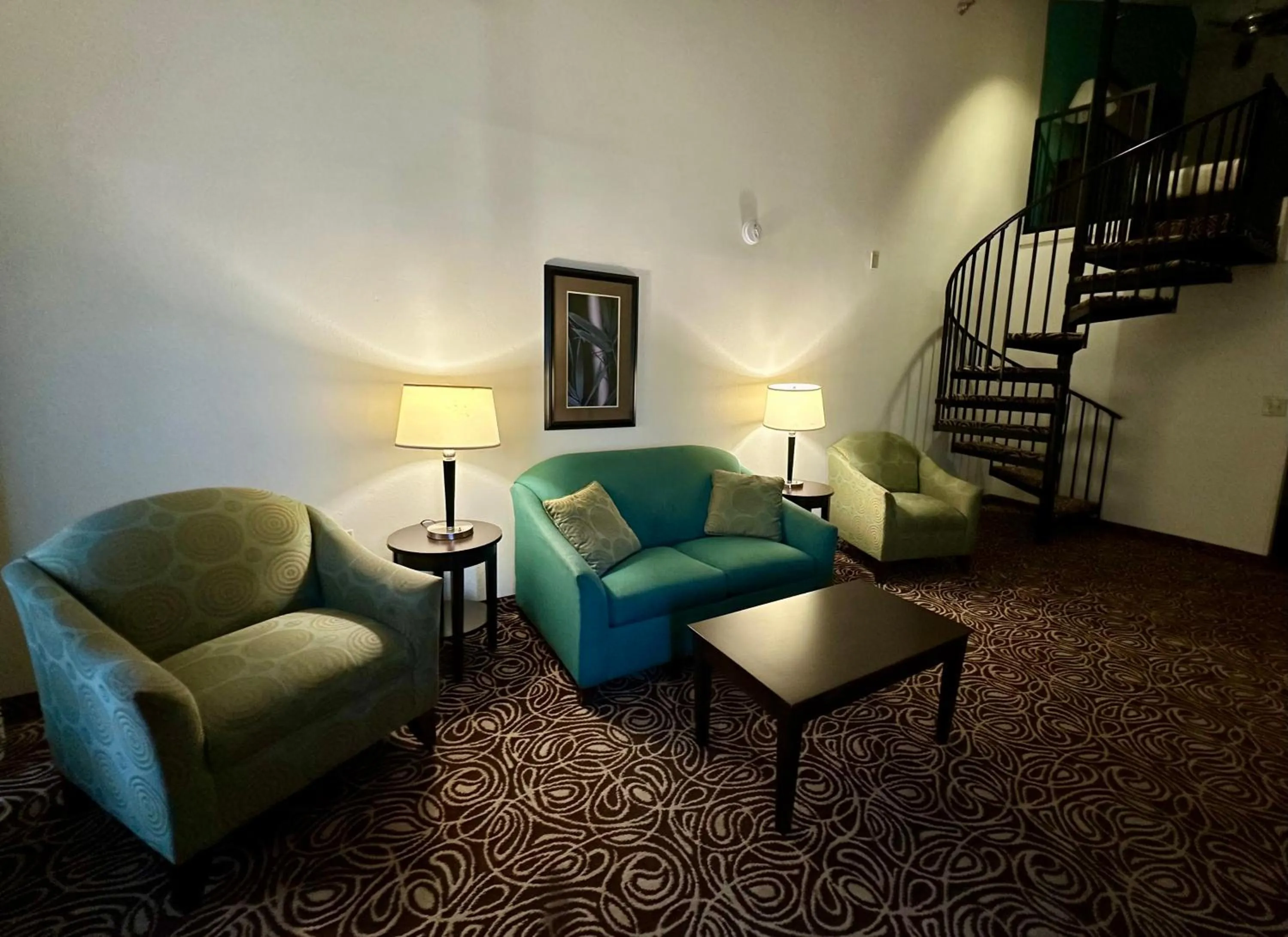 Seating area in Country Inn & Suites by Radisson, Murrells Inlet, SC