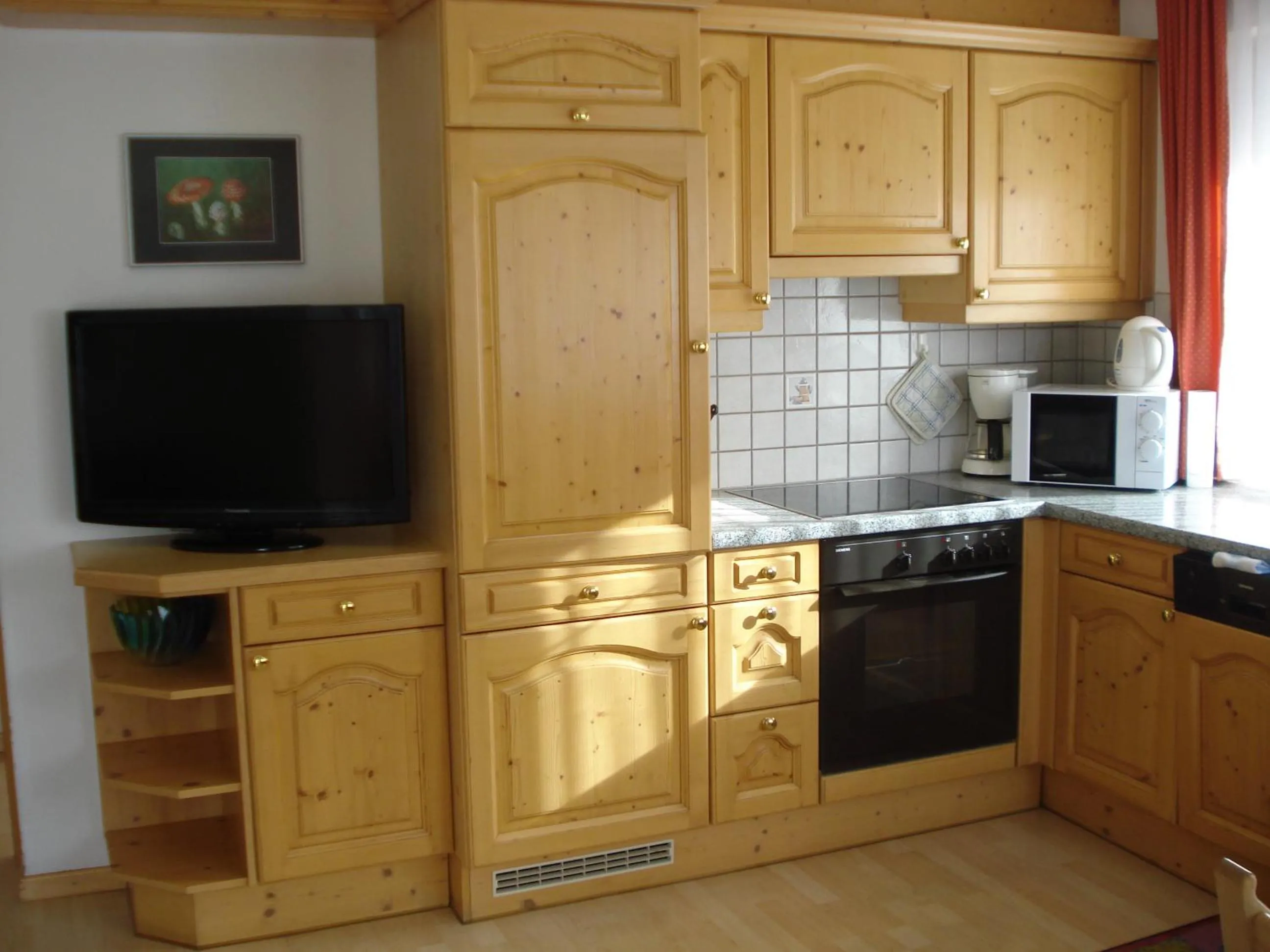 Kitchen or kitchenette in Chasa Valetta