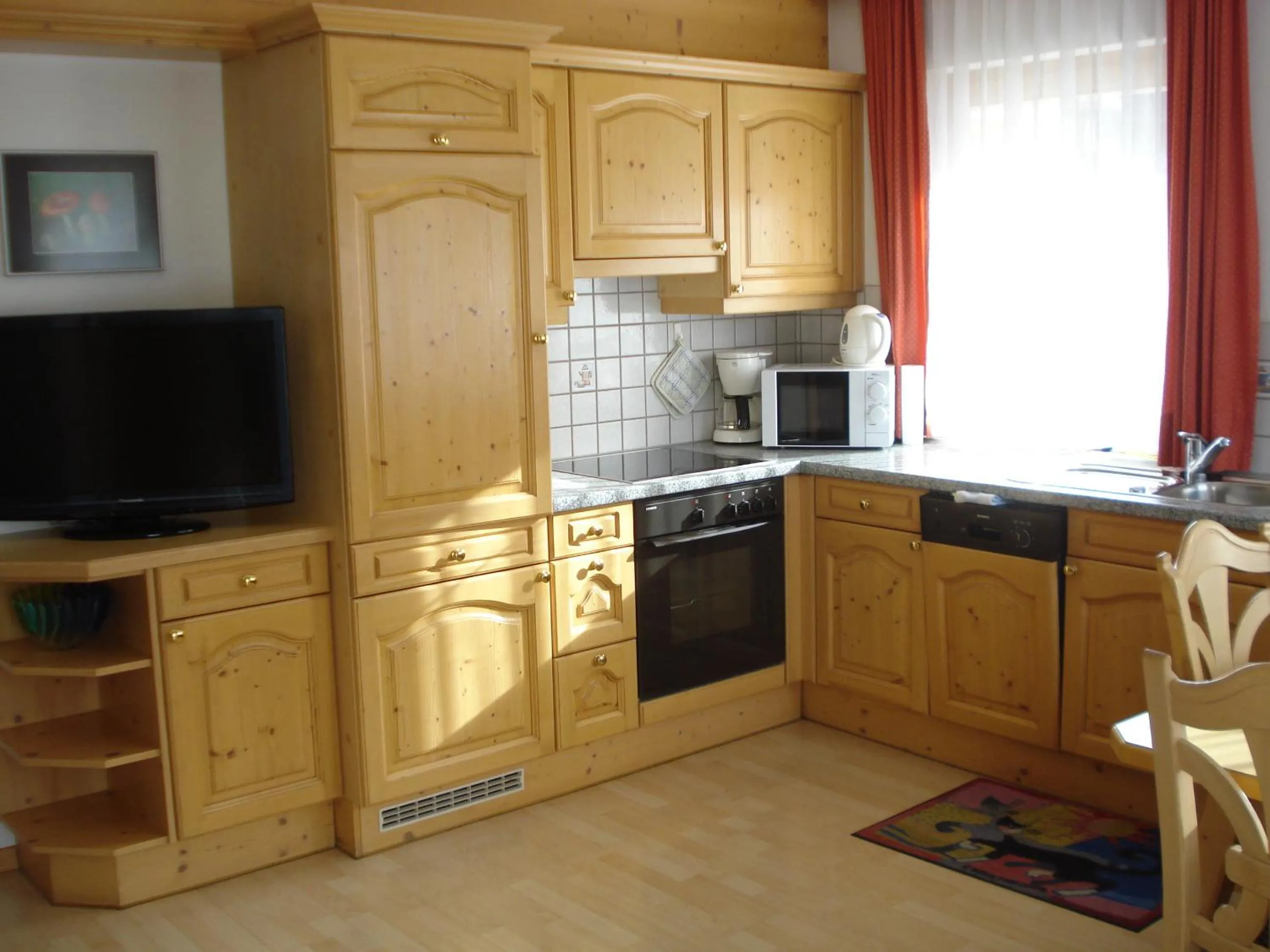 Kitchen or kitchenette in Chasa Valetta