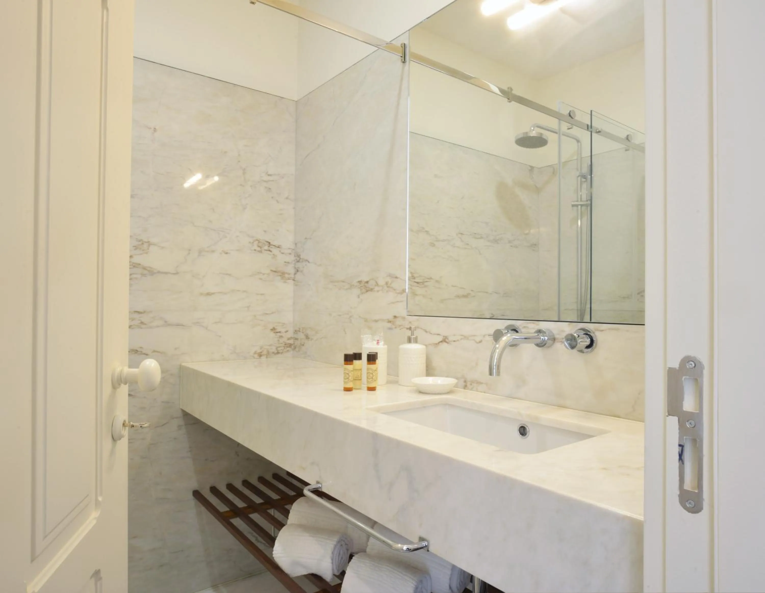 Shower in YOUROPO - Market