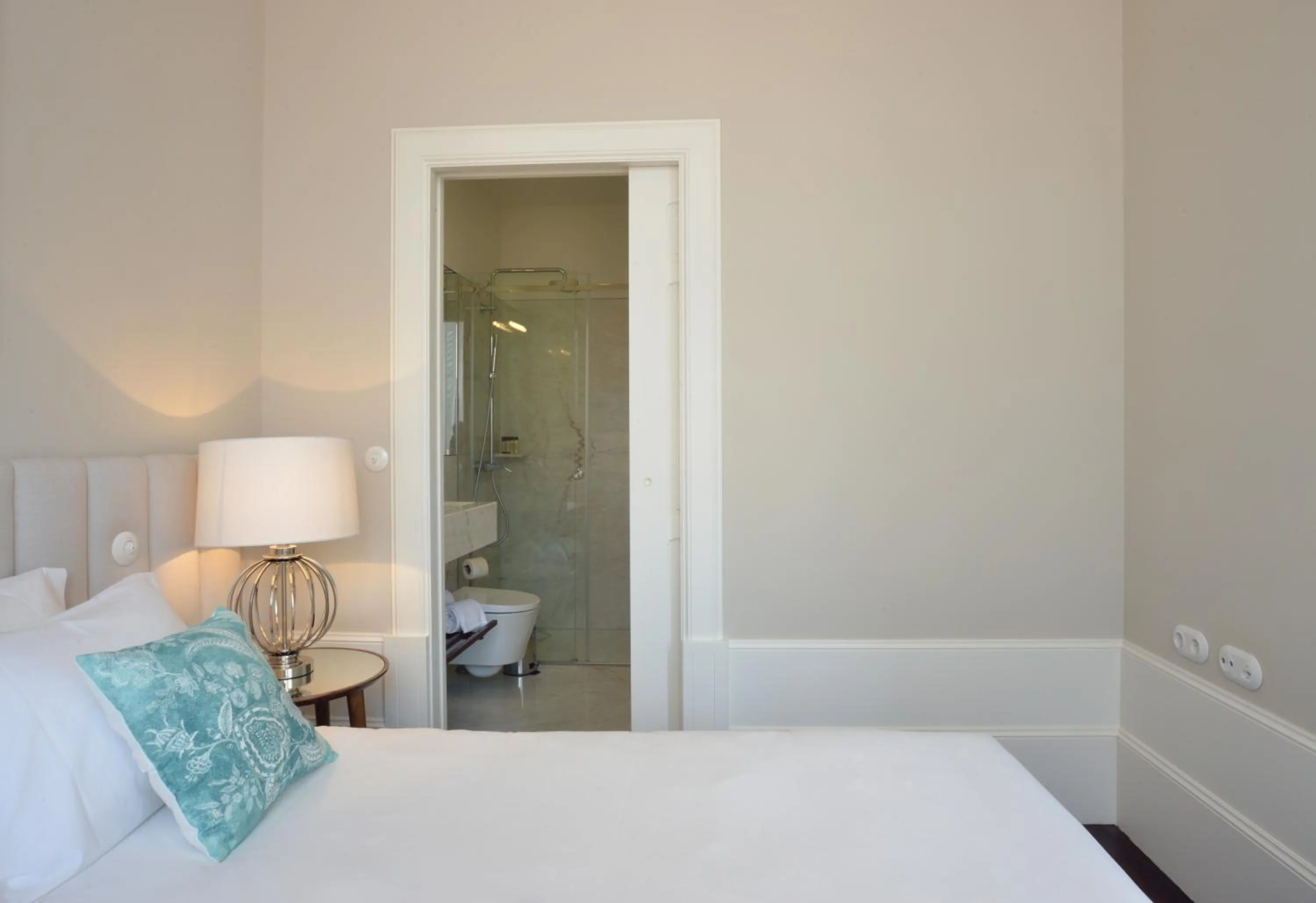 Toilet, Bed in YOUROPO - Market