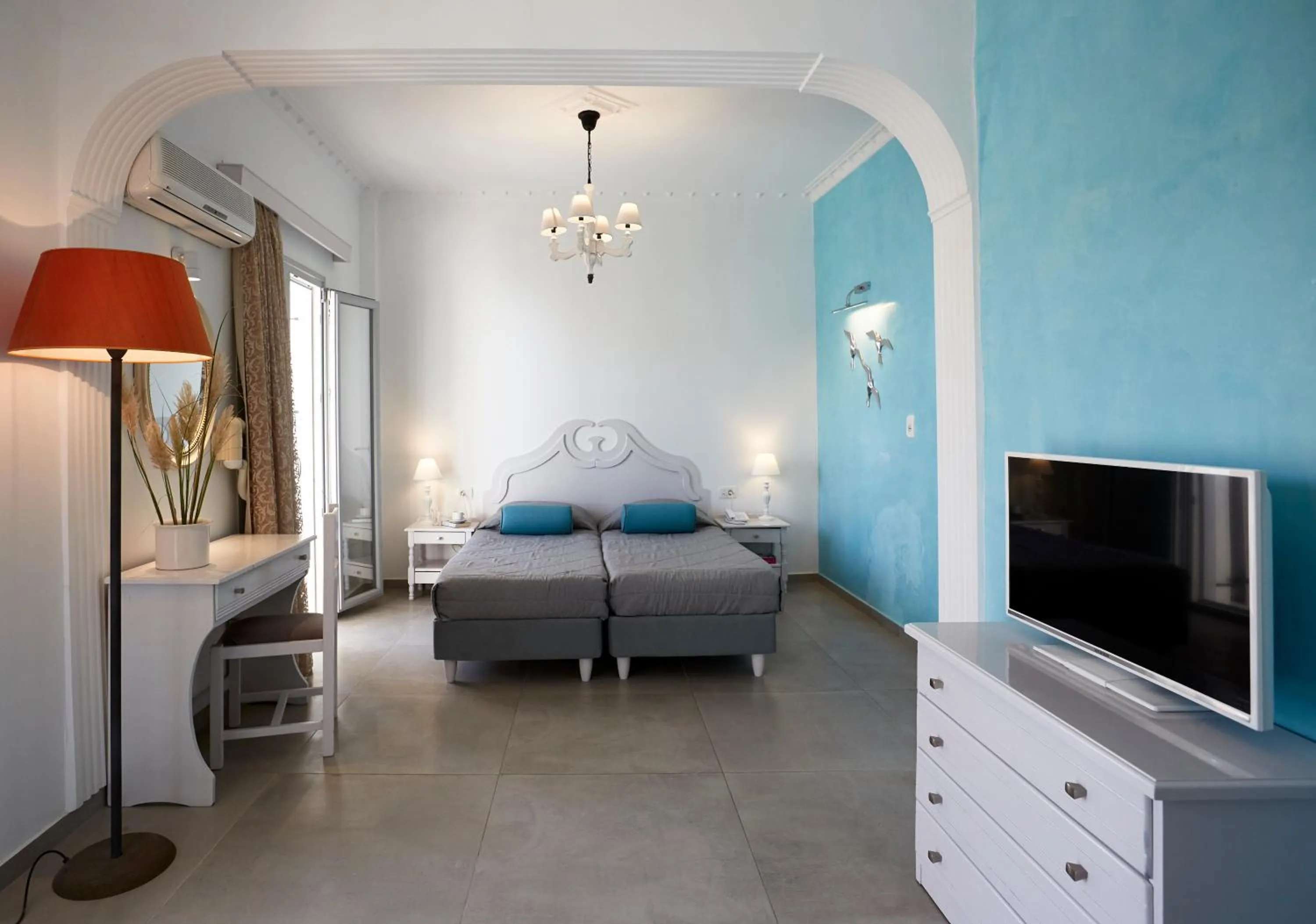 Time of day, Bed in Blue Sea Hotel