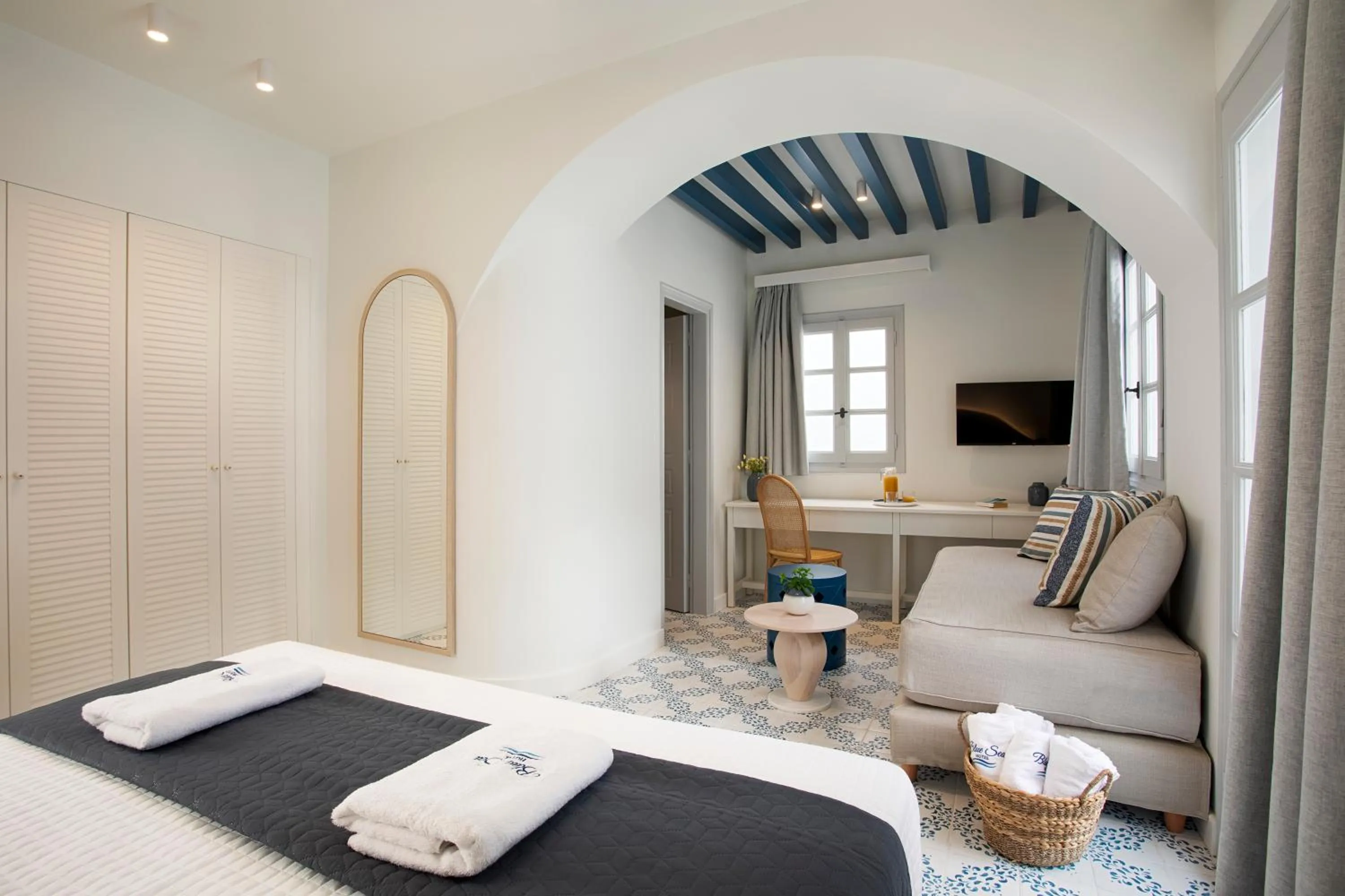 Bedroom, Bed in Blue Sea Hotel