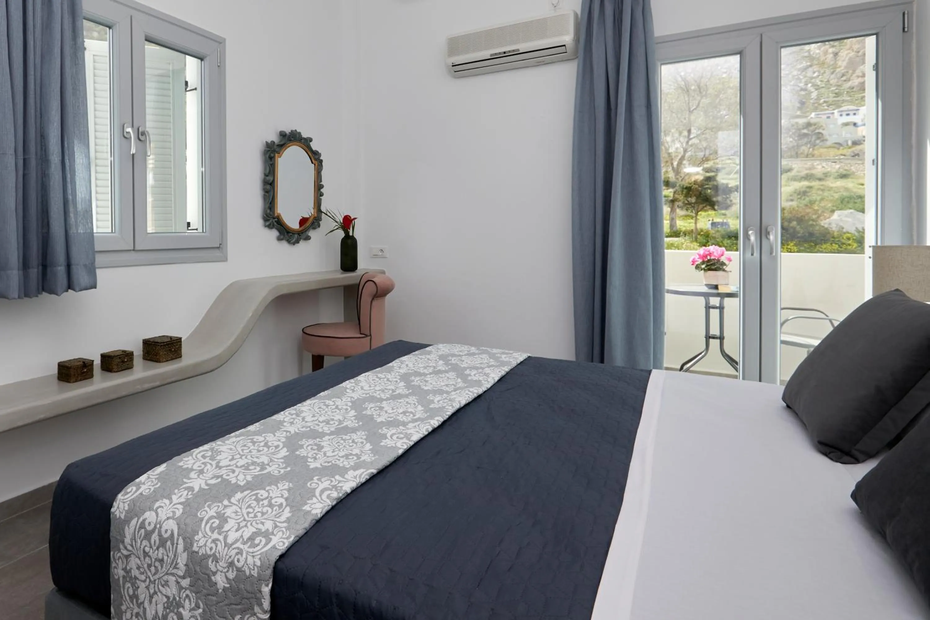 Bedroom, Bed in Blue Sea Hotel