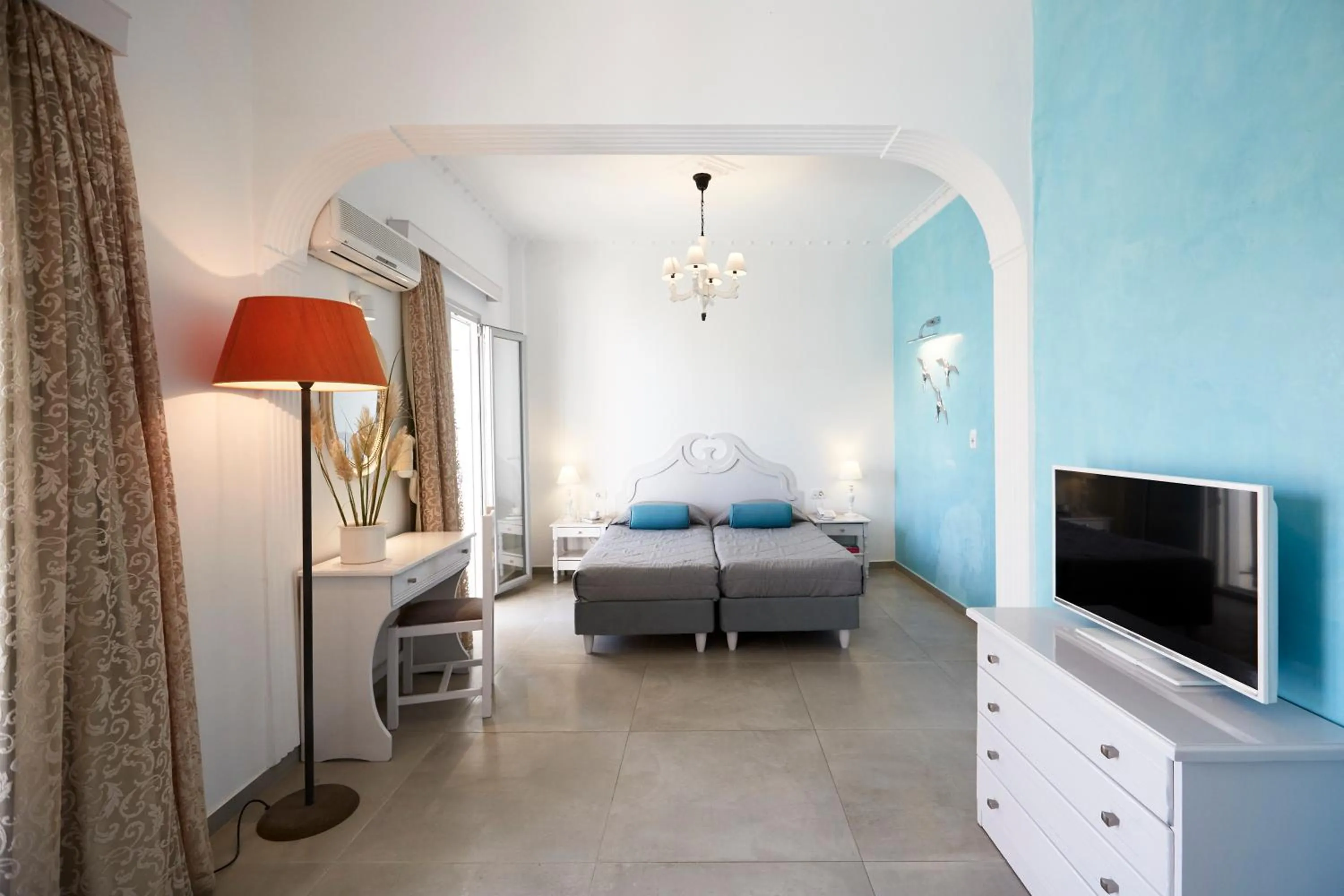 Bedroom, Bed in Blue Sea Hotel