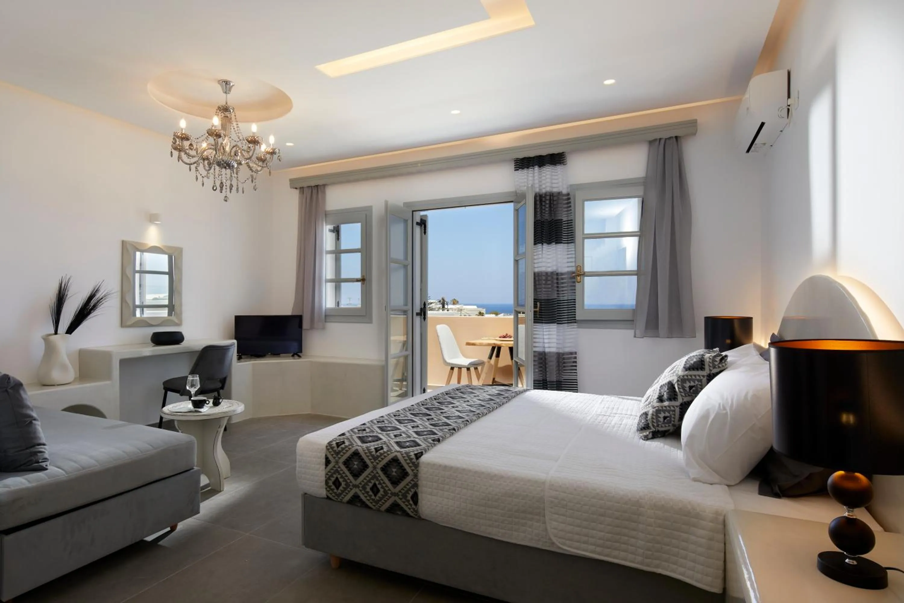 Photo of the whole room, Bed in Blue Sea Hotel