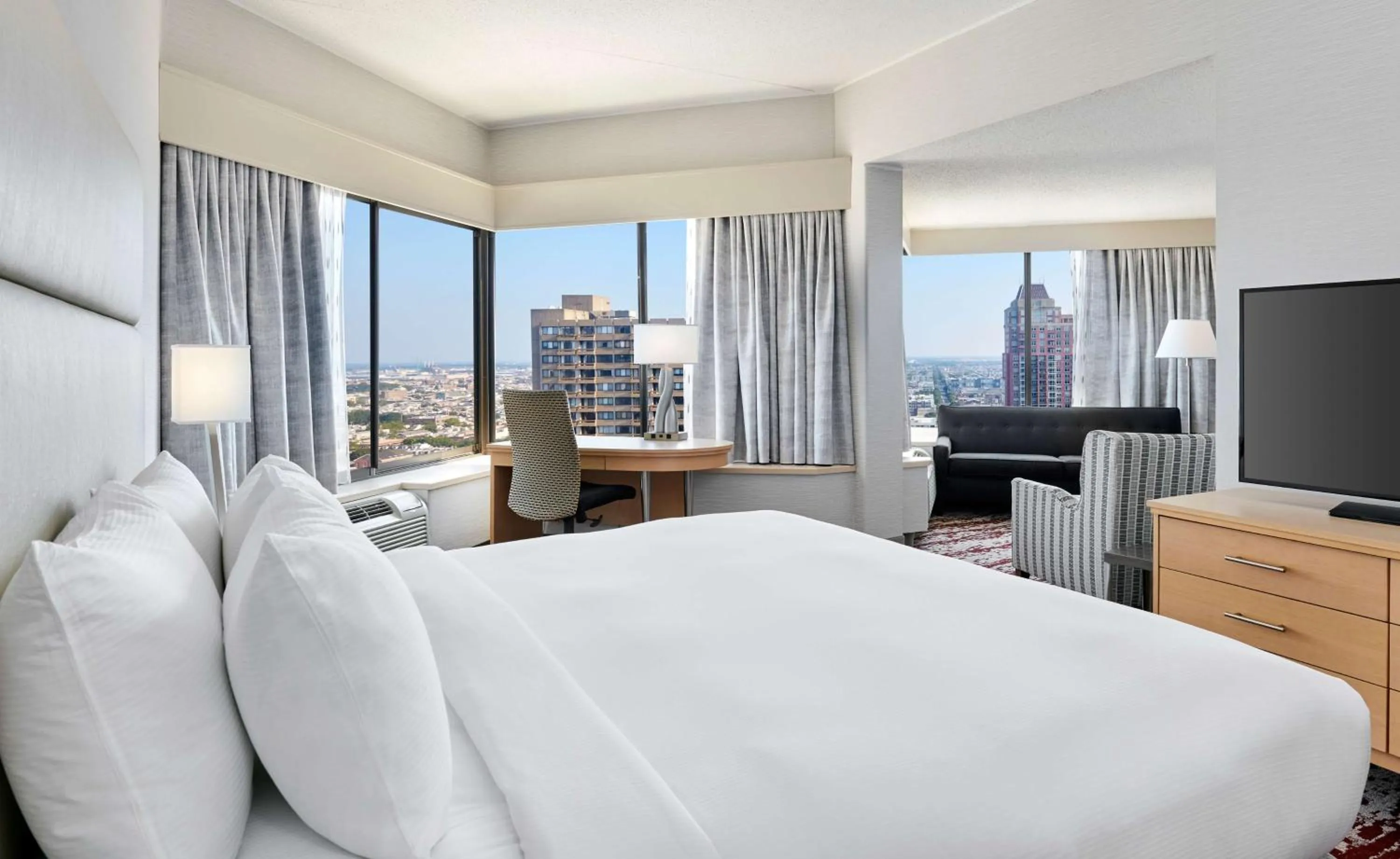 Bed in DoubleTree by Hilton Hotel Philadelphia Center City