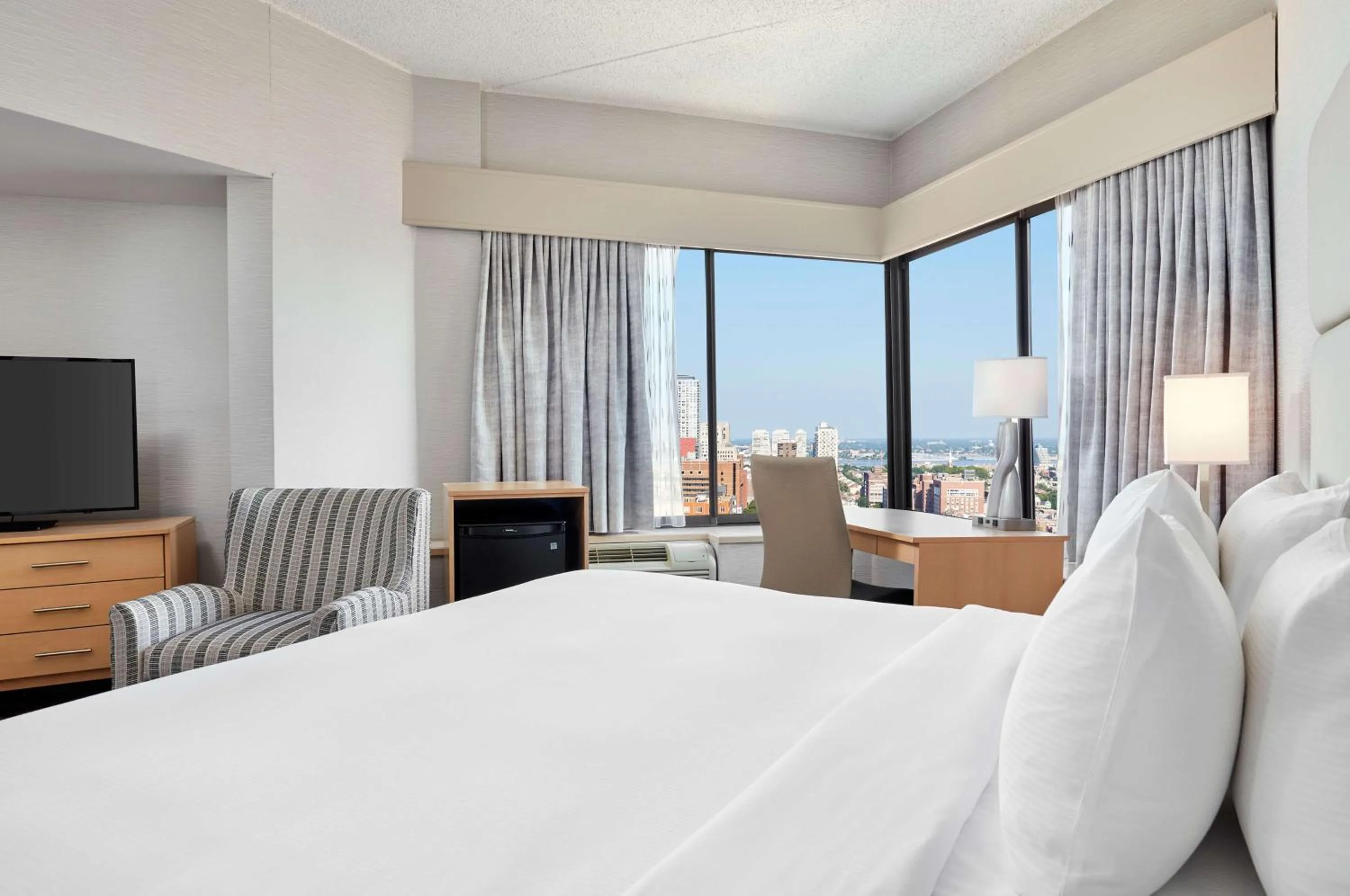 Bed in DoubleTree by Hilton Hotel Philadelphia Center City