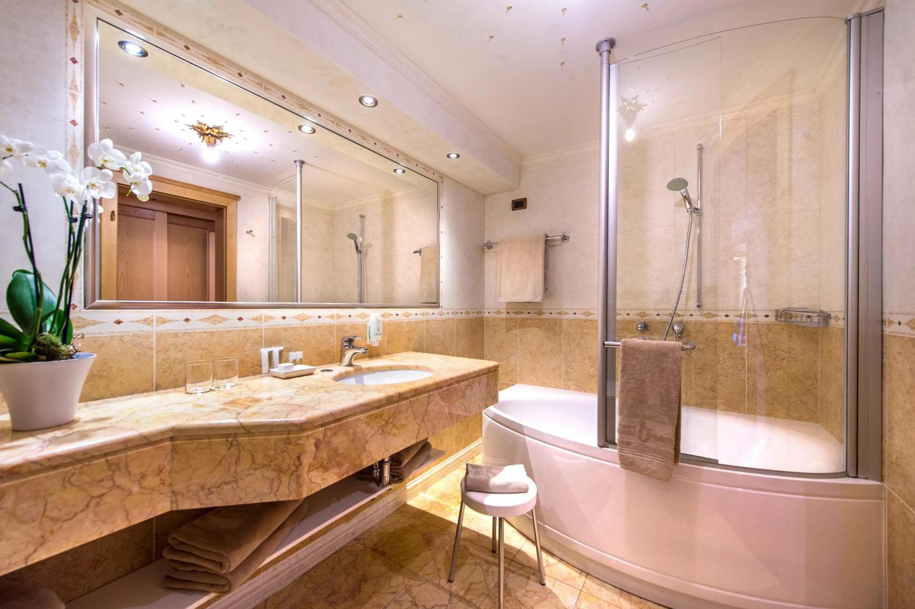 Bathroom in Alpen Hotel Corona