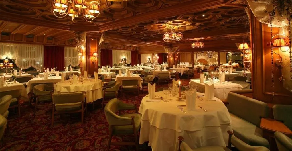 Restaurant/places to eat in Alpen Hotel Corona