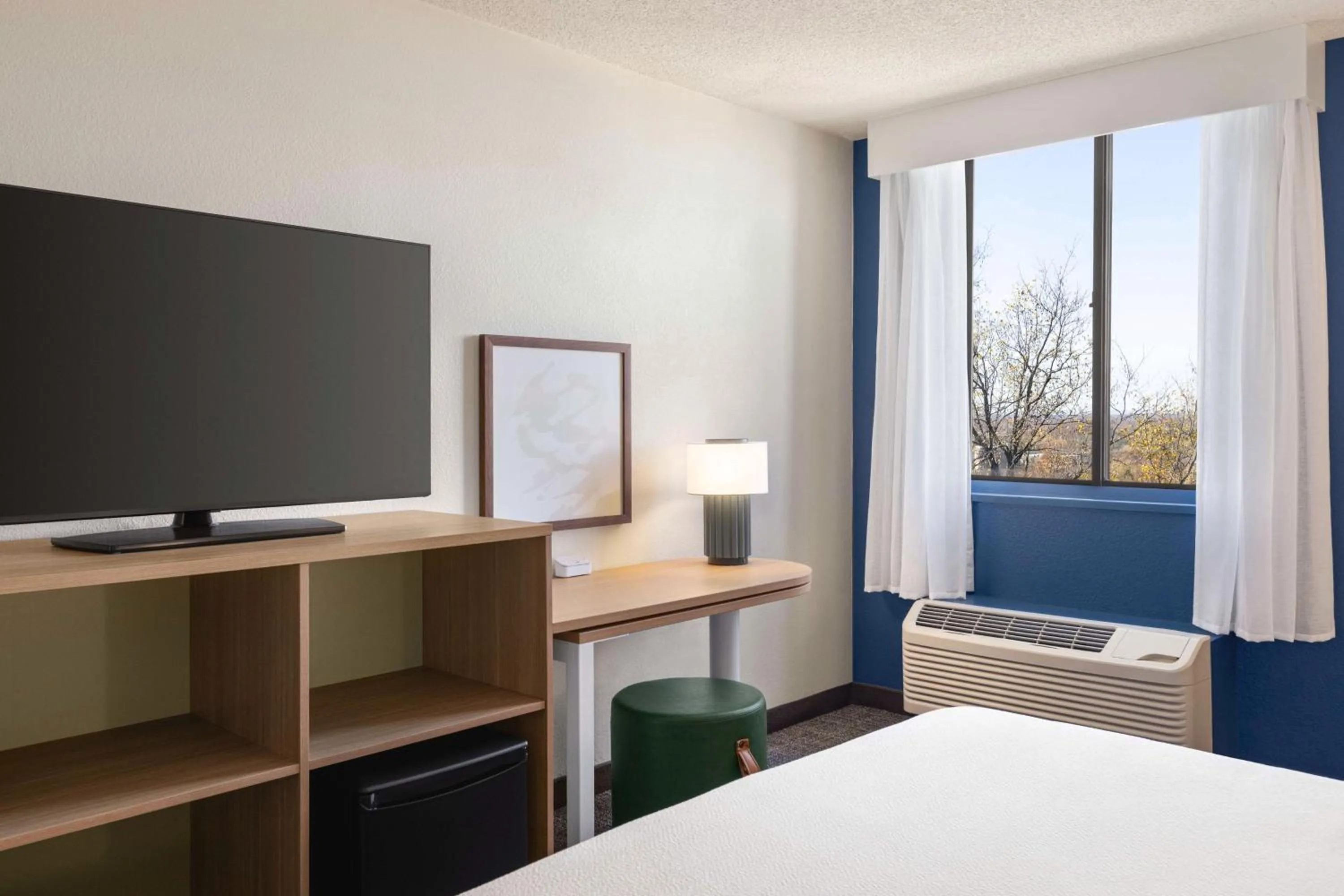 Bedroom, Bed in Spark By Hilton Germantown Washington Dc North