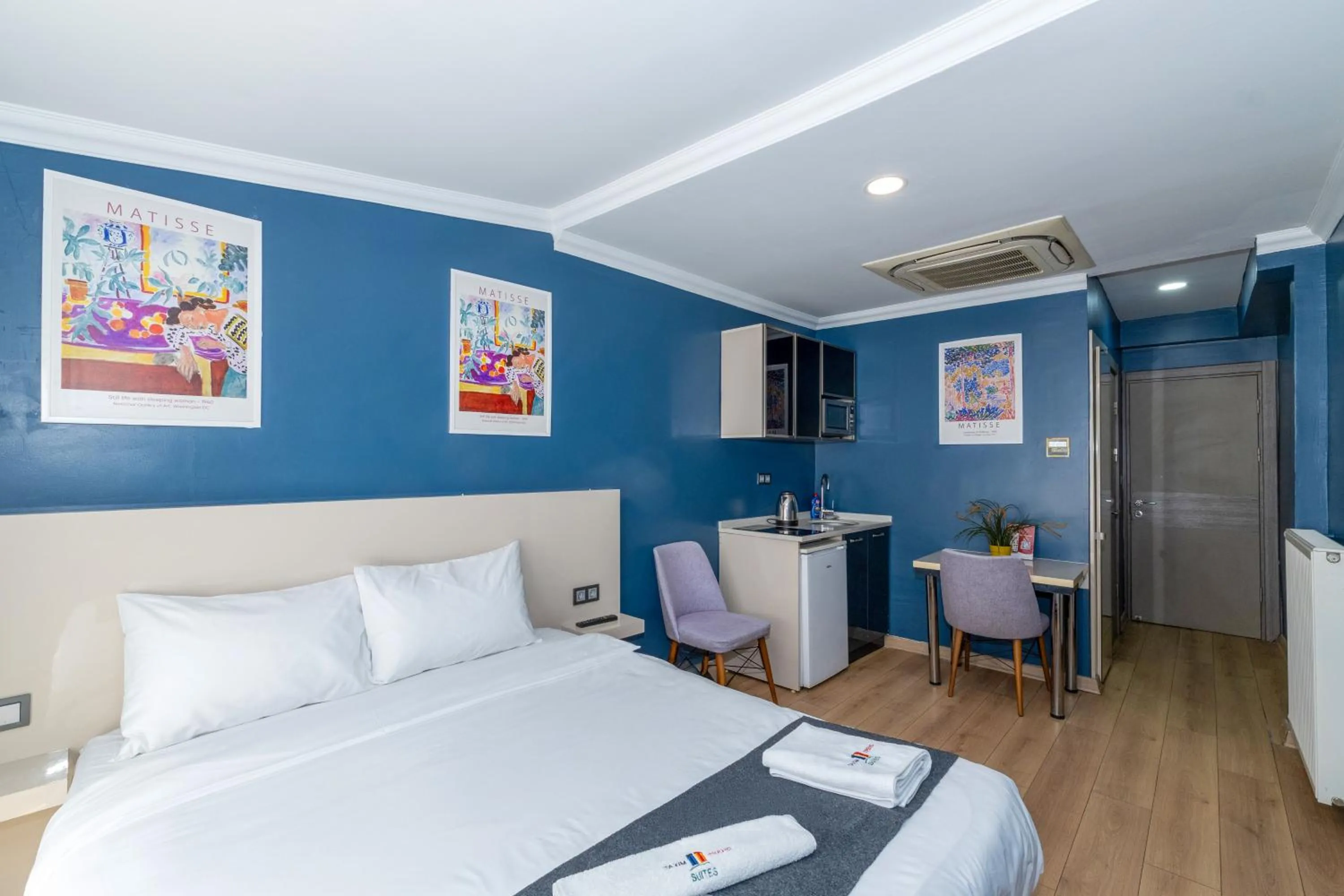 Photo of the whole room in Butterfly House