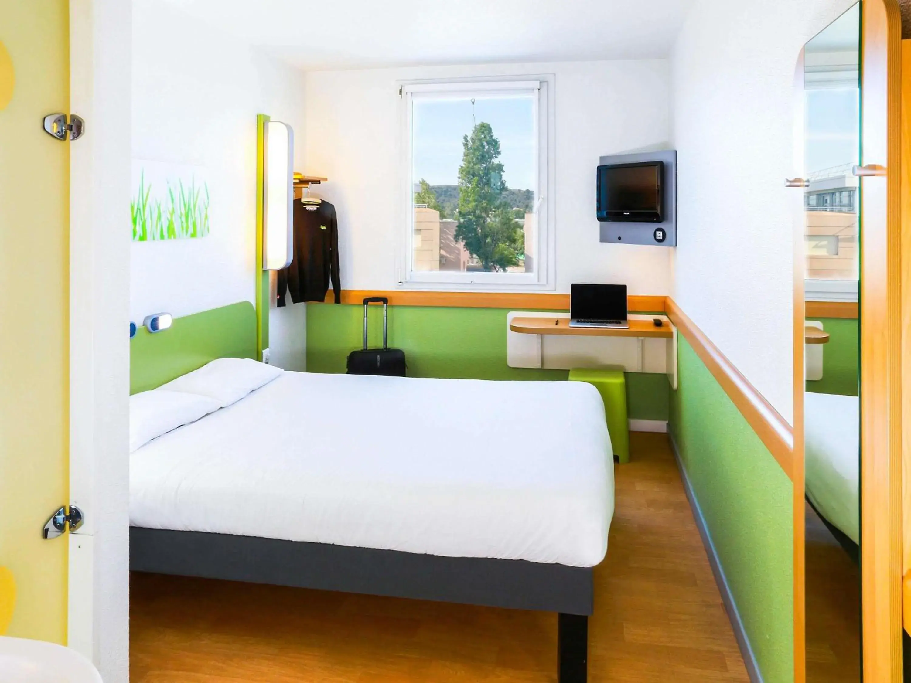 Bedroom, Bed in Ibis Budget Marseille Vitrolles Bedroom, Bed in Ibis Budget Marseille Vitrolles