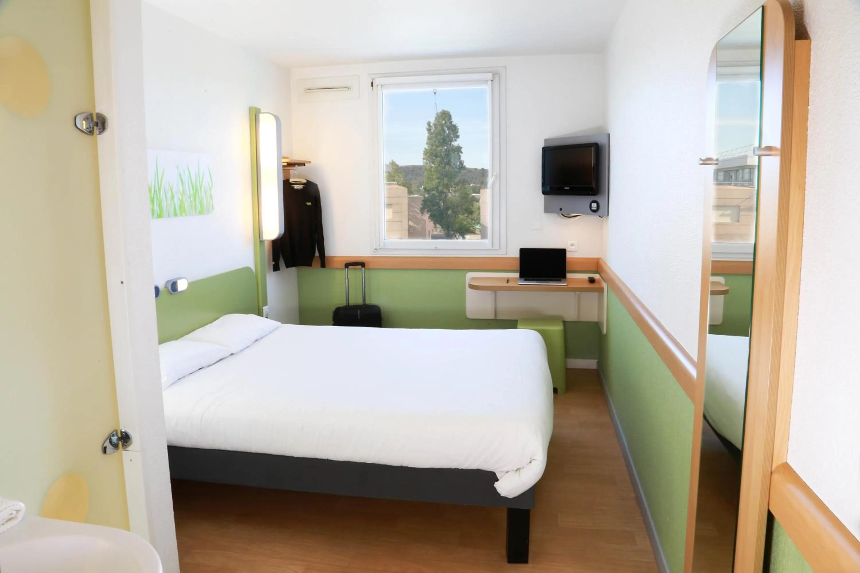 Photo of the whole room, Bed in Ibis Budget Marseille Vitrolles