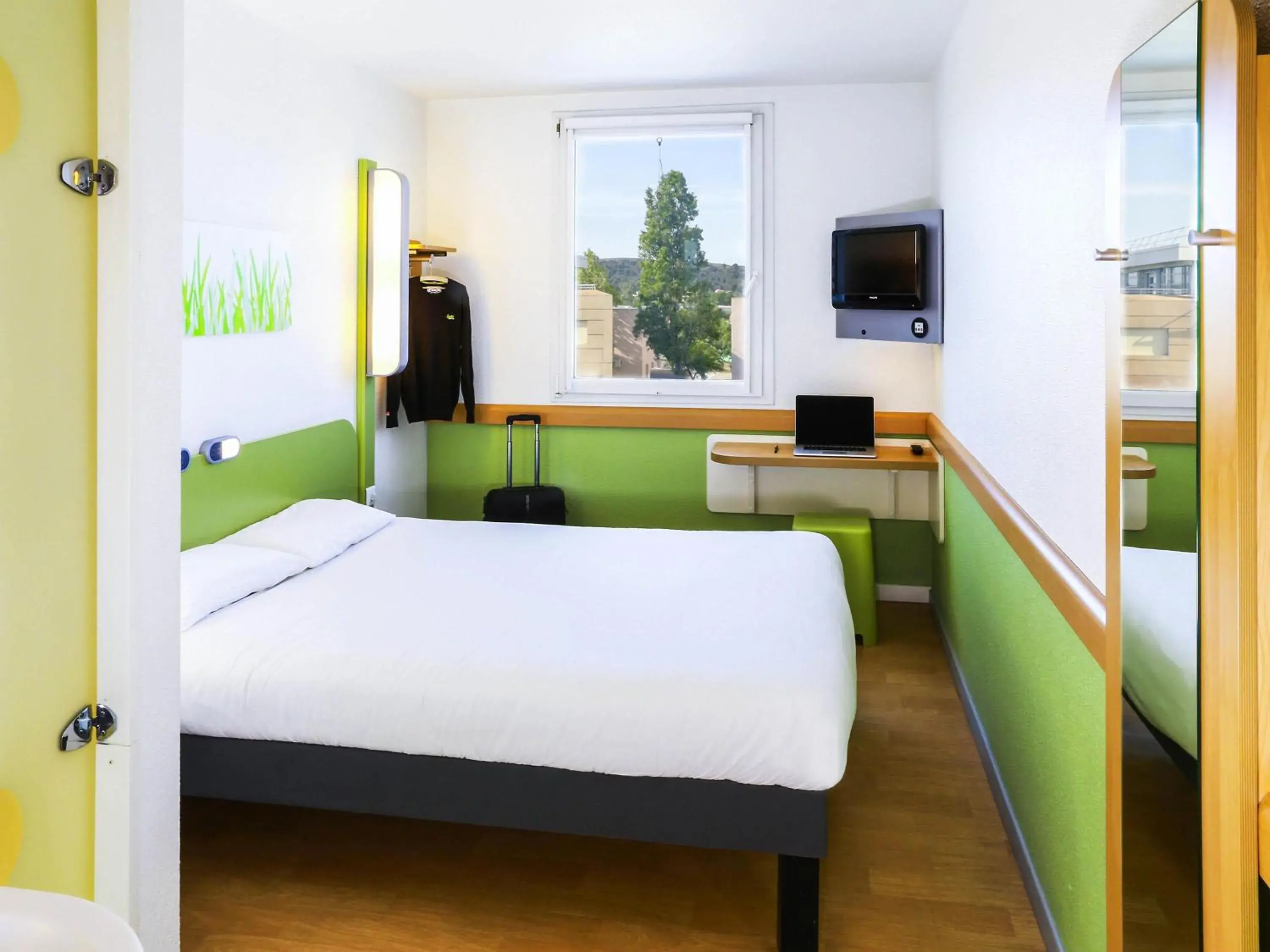 Bedroom, Bed in Ibis Budget Marseille Vitrolles Bedroom, Bed in Ibis Budget Marseille Vitrolles