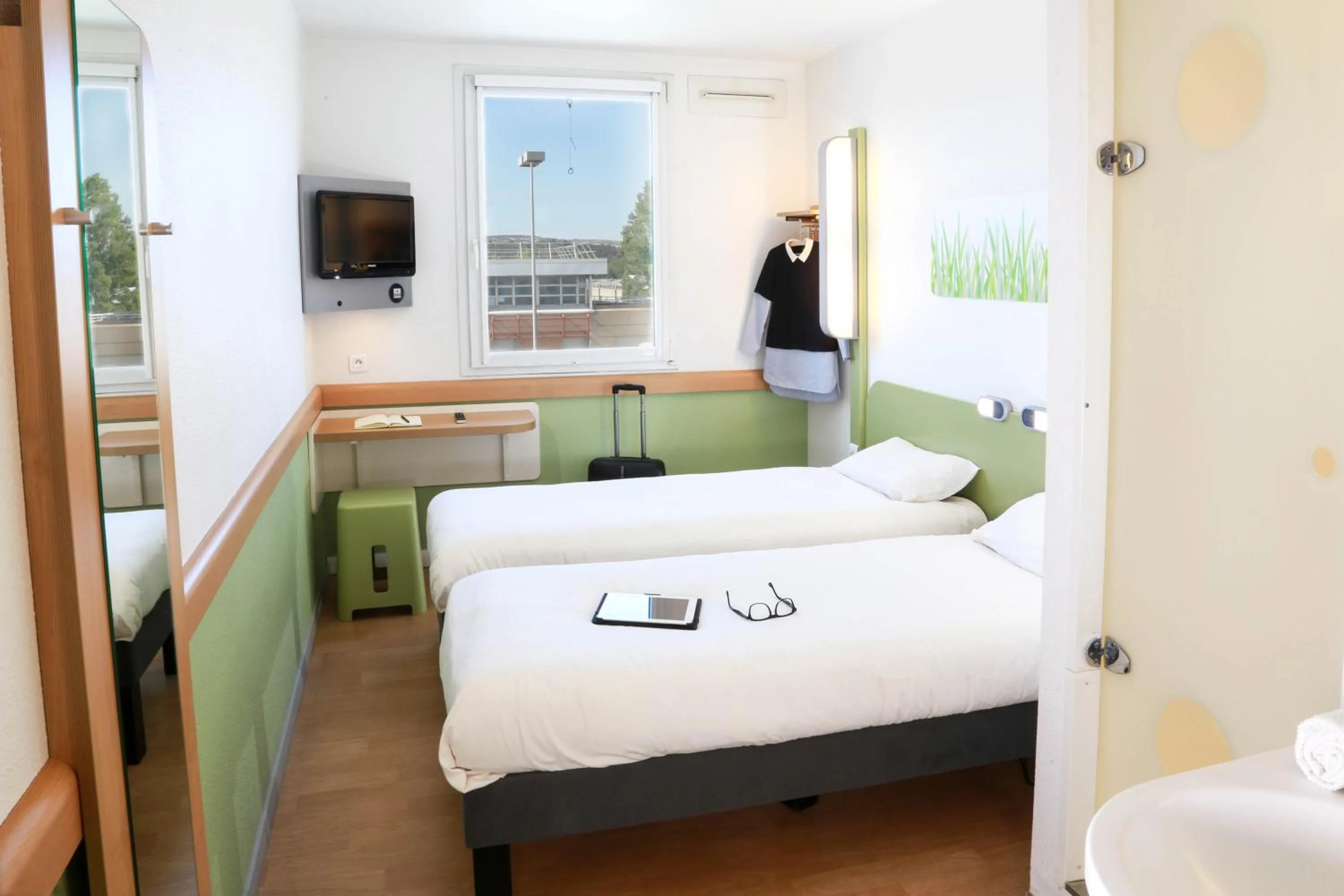 Photo of the whole room, Bed in Ibis Budget Marseille Vitrolles