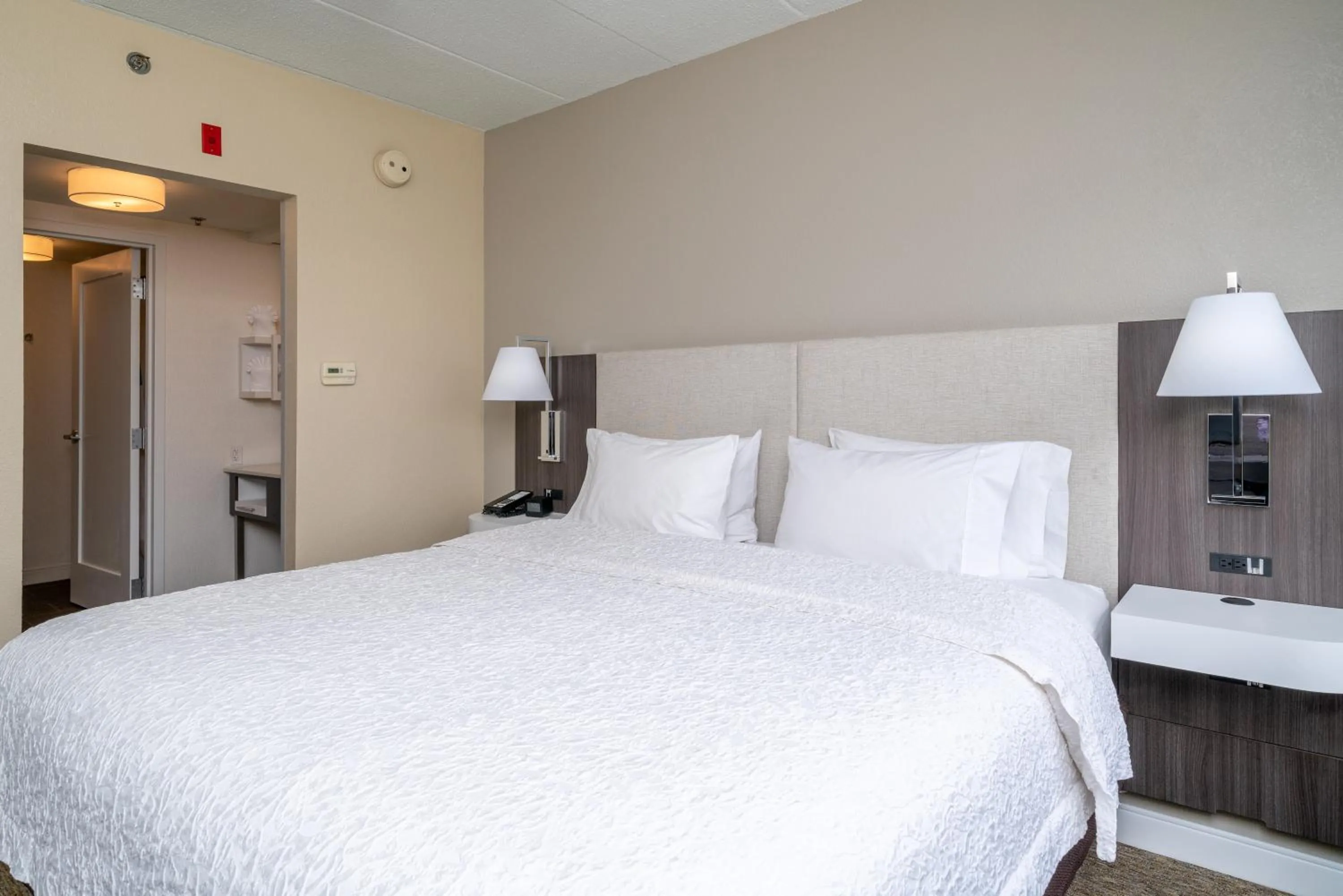 Bed in Hampton Inn & Suites Valley Forge/Oaks