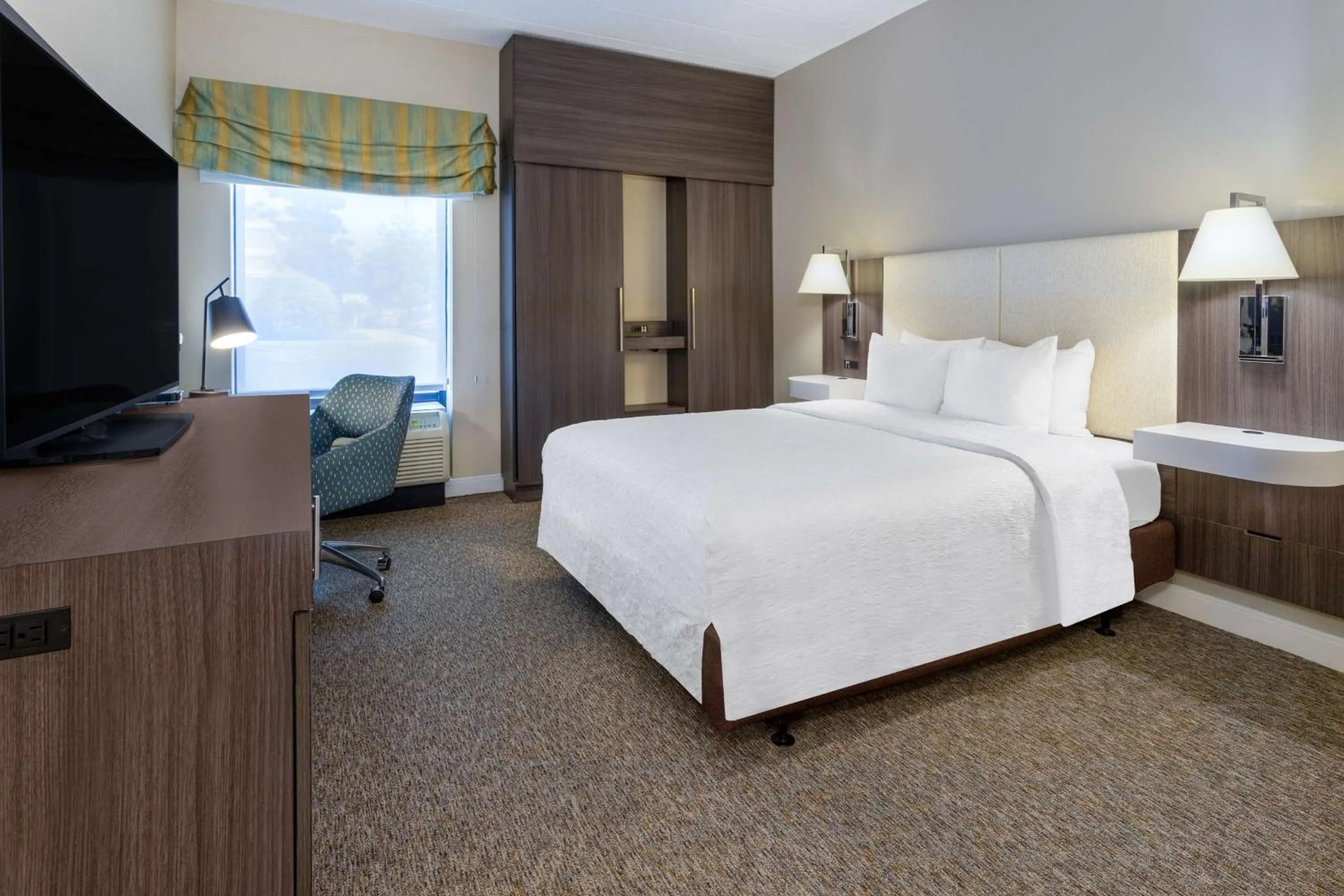 Bed in Hampton Inn & Suites Valley Forge/Oaks