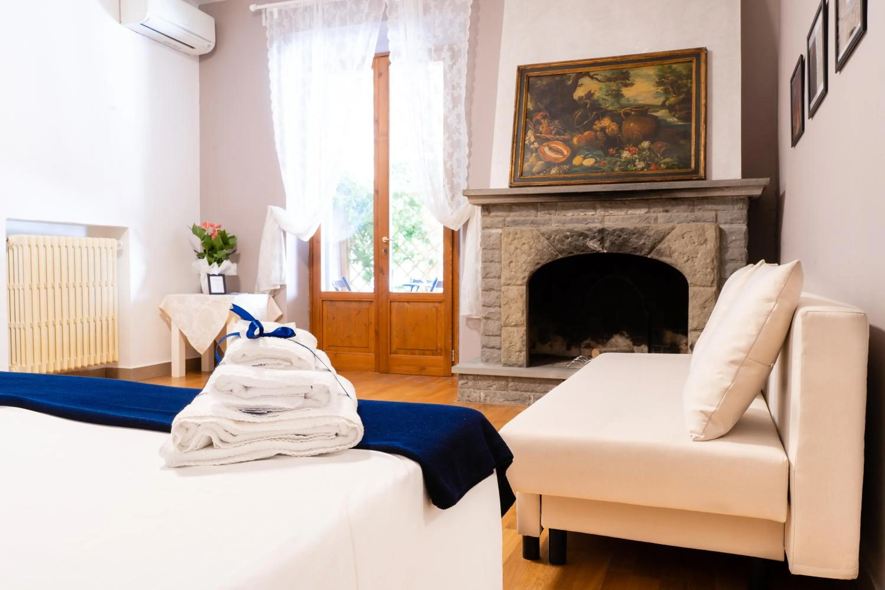 Bedroom, Bed in La Petite Maison