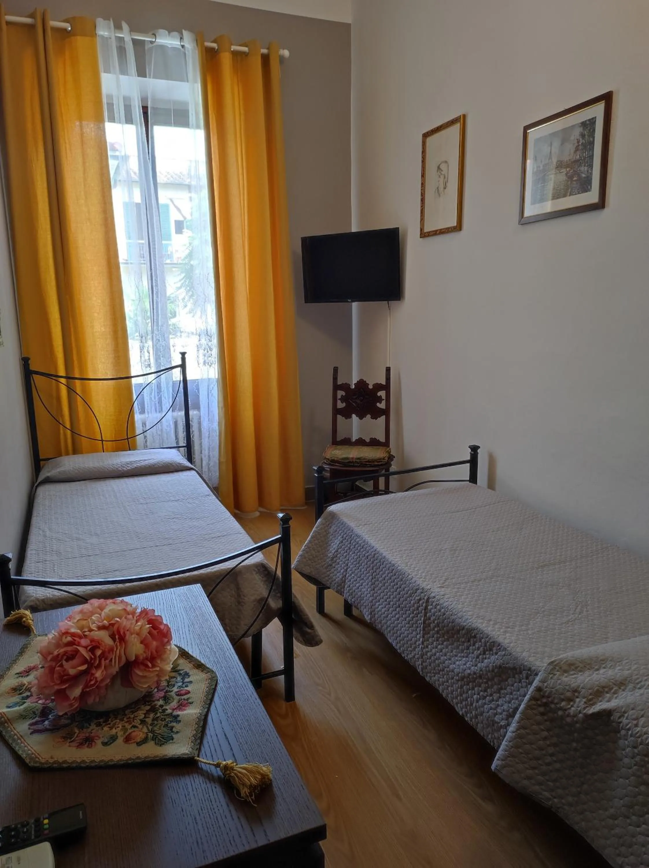 Photo of the whole room, Bed in La Petite Maison