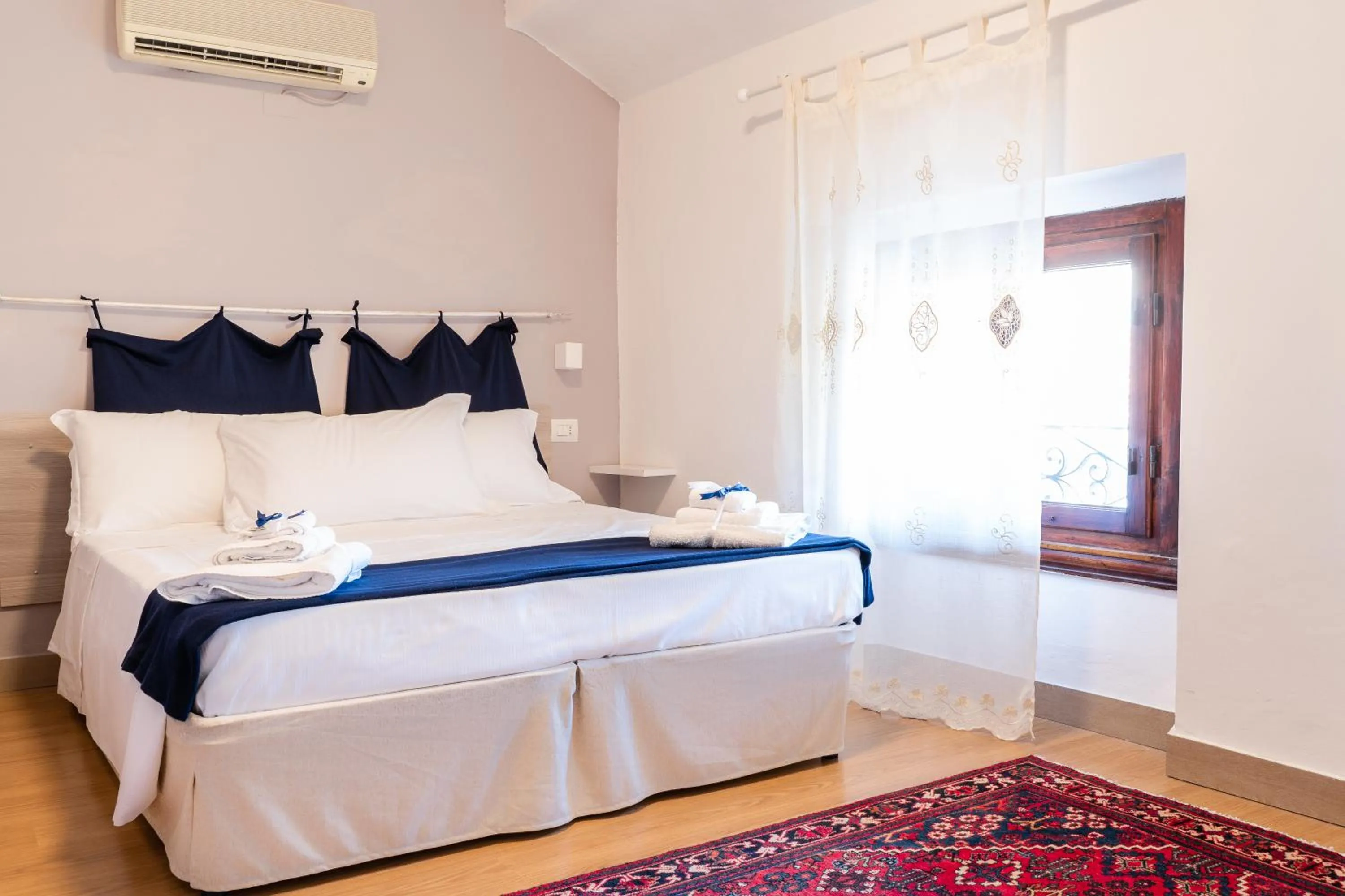 Photo of the whole room, Bed in La Petite Maison