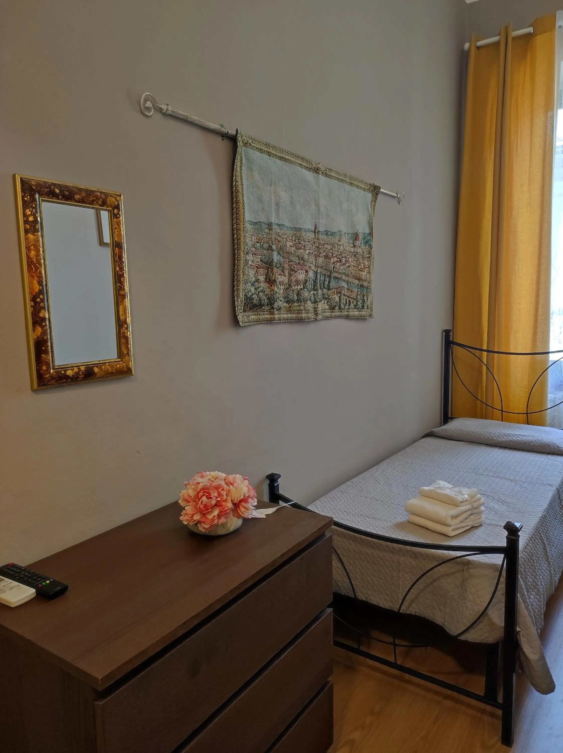 Photo of the whole room, Bed in La Petite Maison