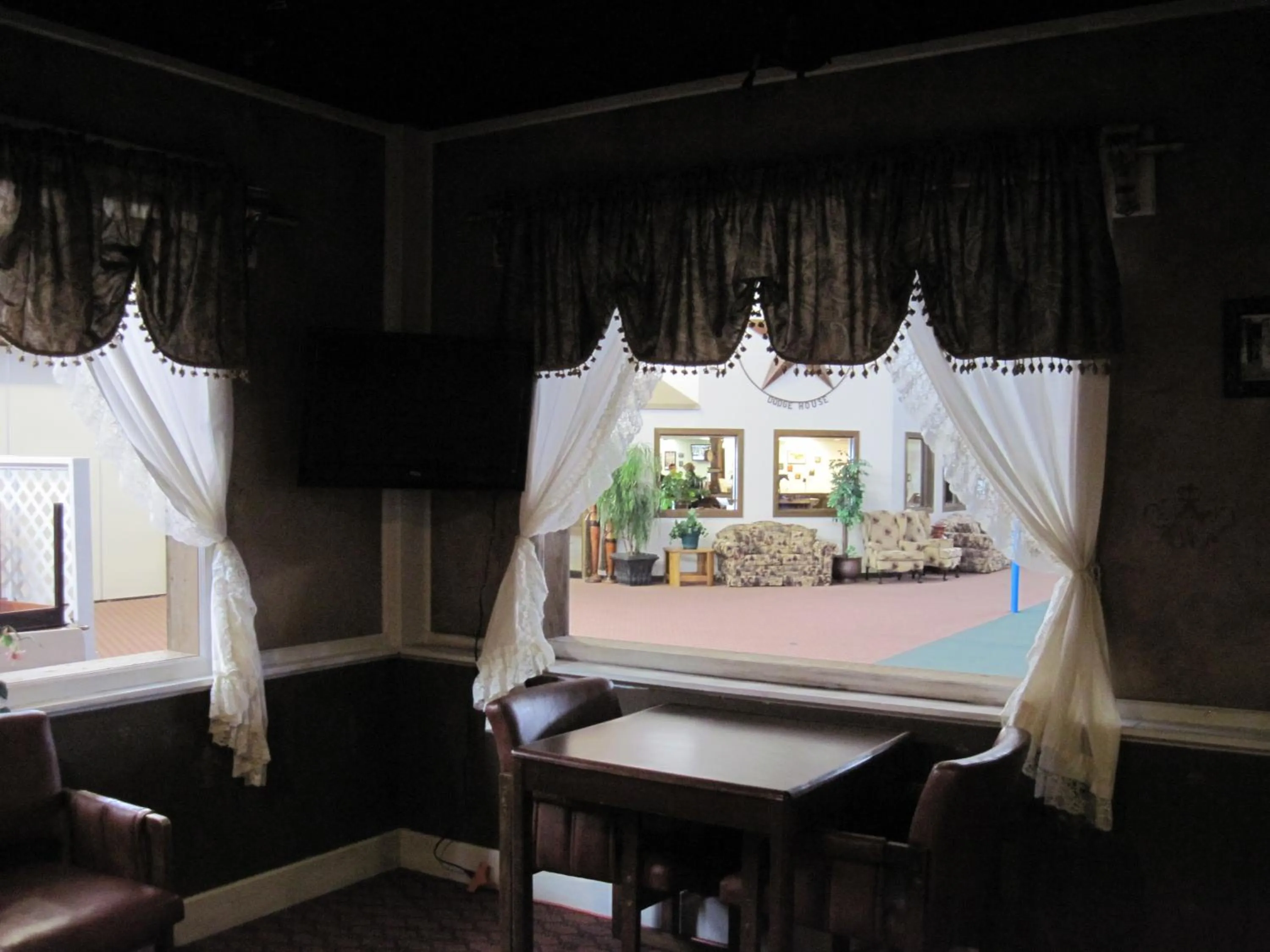 Communal lounge/ TV room in Dodge House Hotel