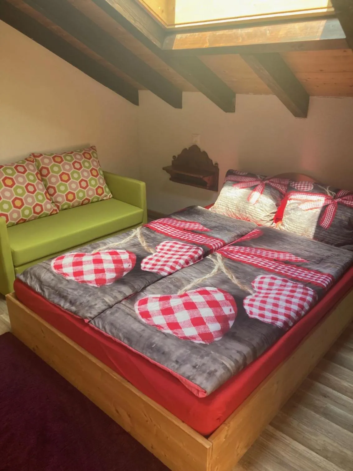 Photo of the whole room, Bed in Klewenalp Ausflugs-Ski-Pistenhotel Klewenstock