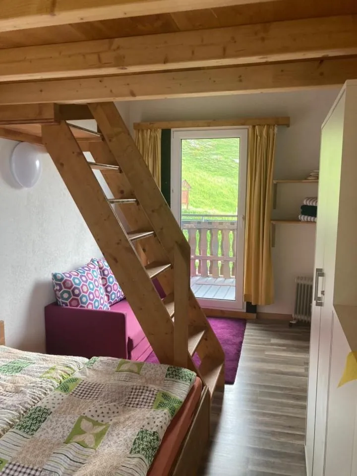 Photo of the whole room, Bed in Klewenalp Ausflugs-Ski-Pistenhotel Klewenstock