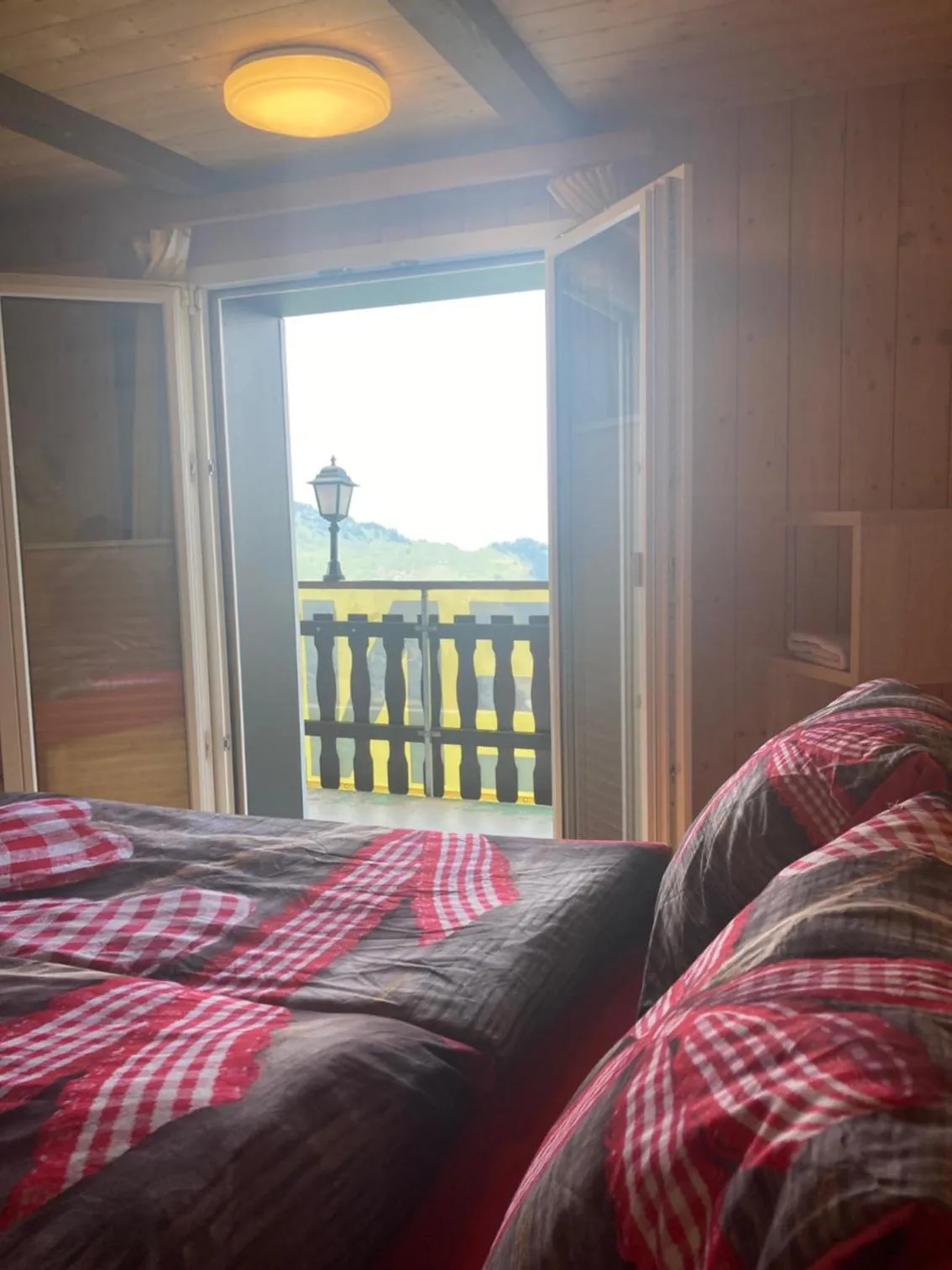 Photo of the whole room, Bed in Klewenalp Ausflugs-Ski-Pistenhotel Klewenstock