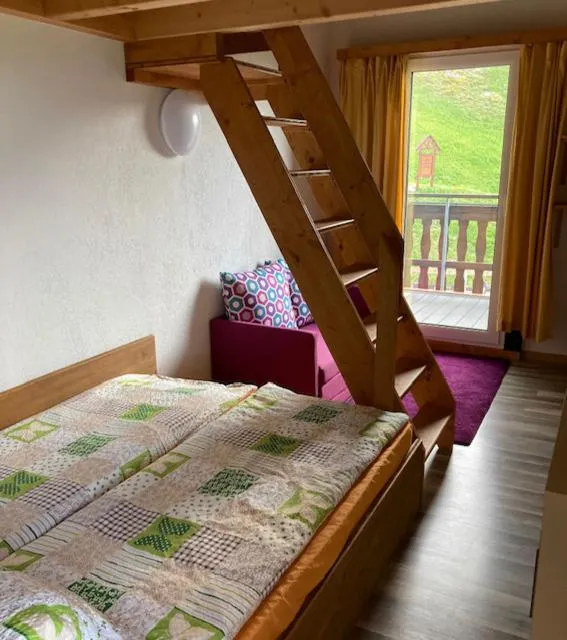 Photo of the whole room, Bed in Klewenalp Ausflugs-Ski-Pistenhotel Klewenstock