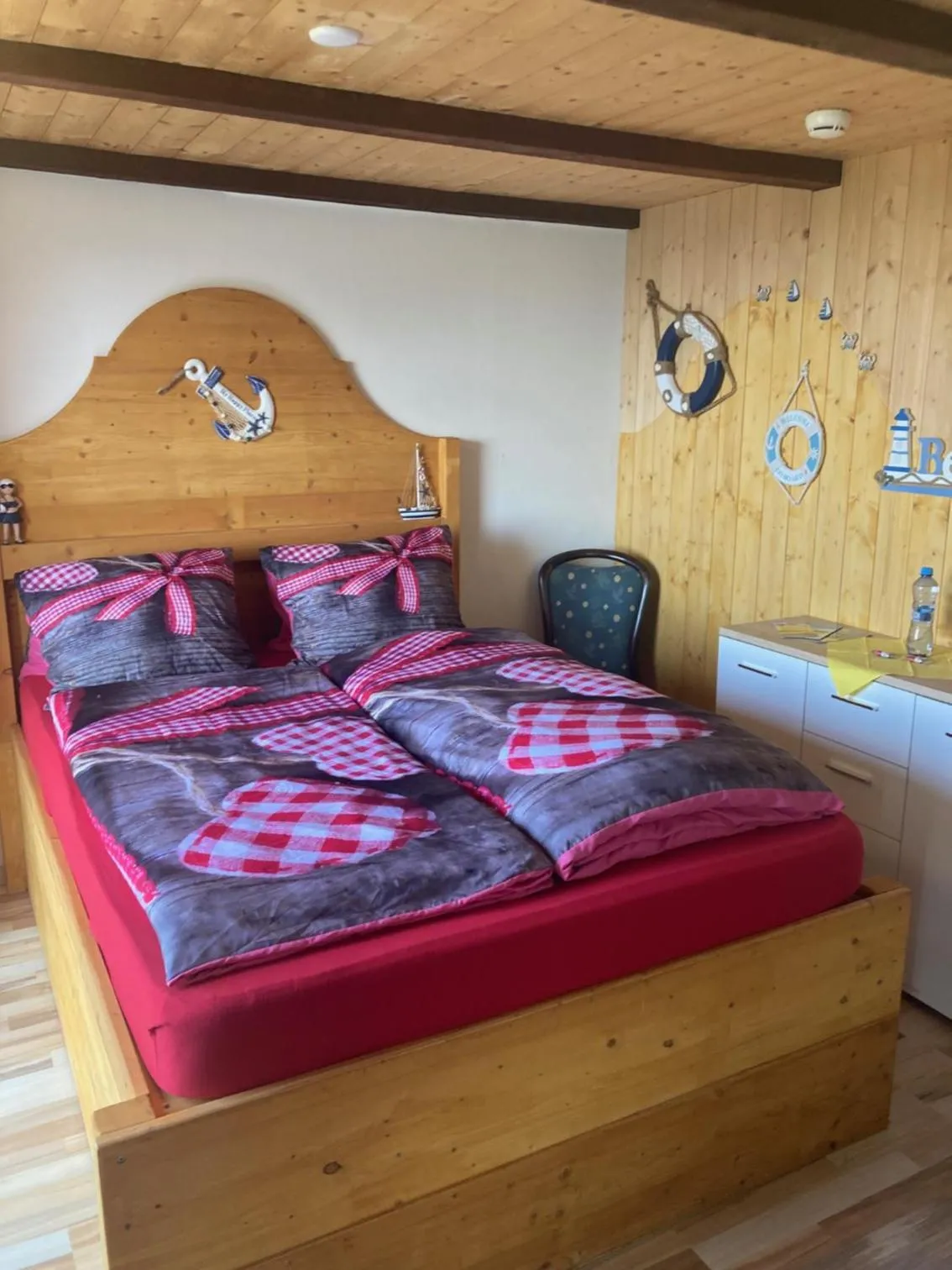 Photo of the whole room, Bed in Klewenalp Ausflugs-Ski-Pistenhotel Klewenstock
