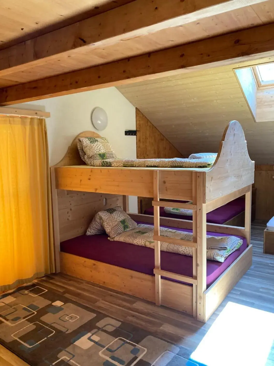 6-Bed Mixed Dormitory Room in Klewenalp Ausflugs-Ski-Pistenhotel Klewenstock 6-Bed Mixed Dormitory Room in Klewenalp Ausflugs-Ski-Pistenhotel Klewenstock