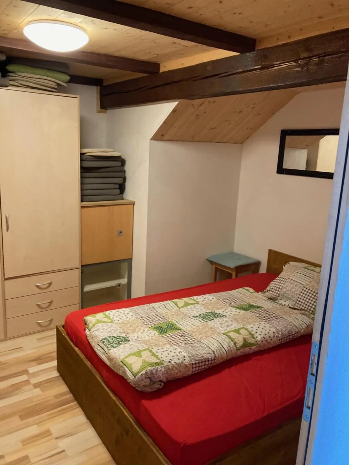 Photo of the whole room, Bed in Klewenalp Ausflugs-Ski-Pistenhotel Klewenstock