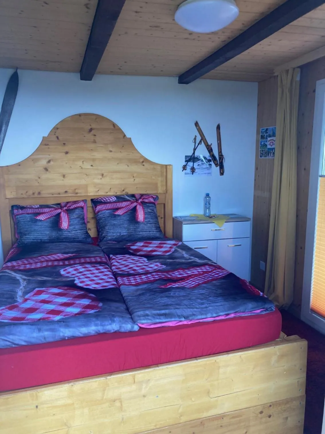 Photo of the whole room, Bed in Klewenalp Ausflugs-Ski-Pistenhotel Klewenstock