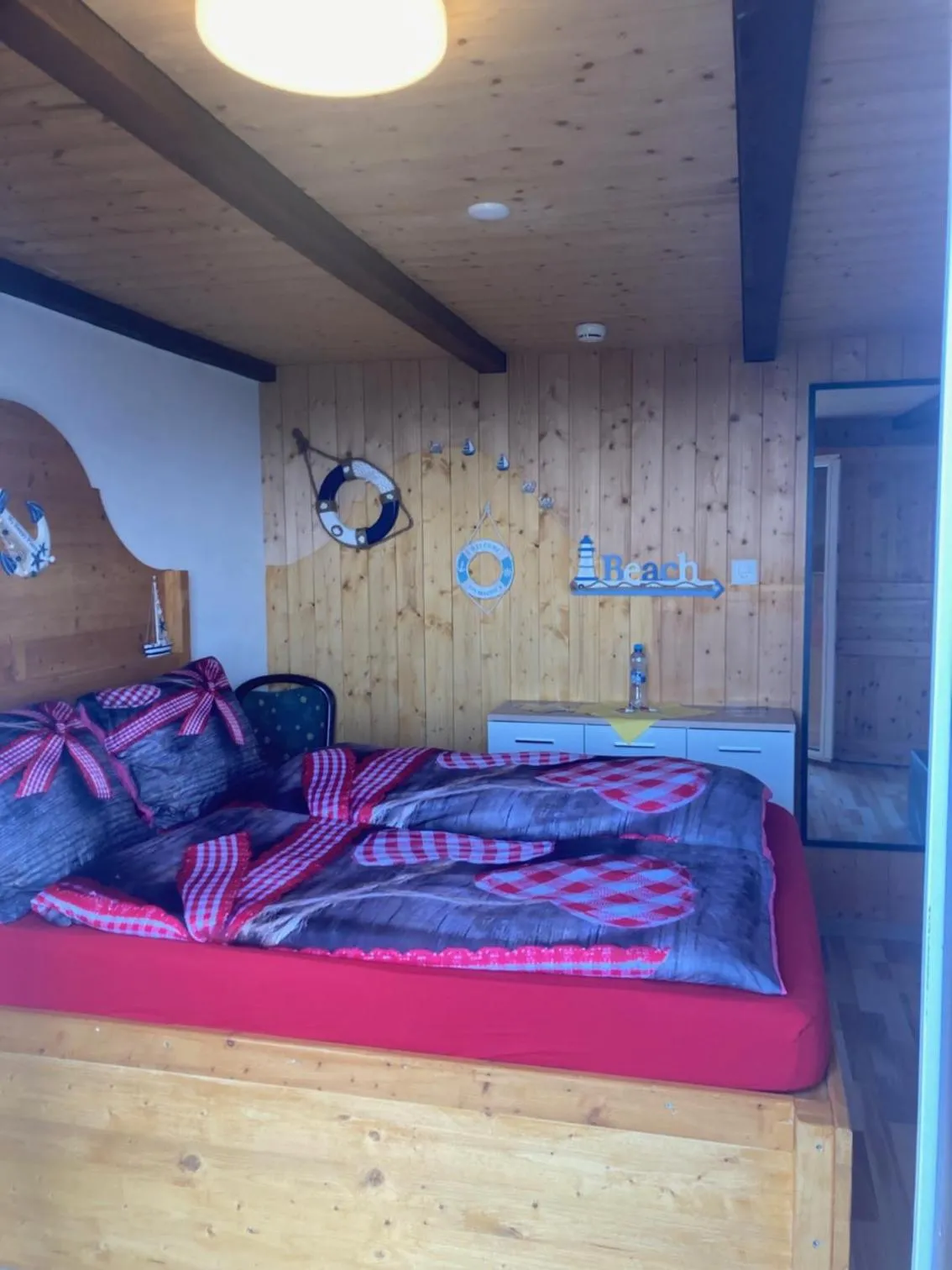 Photo of the whole room, Bed in Klewenalp Ausflugs-Ski-Pistenhotel Klewenstock