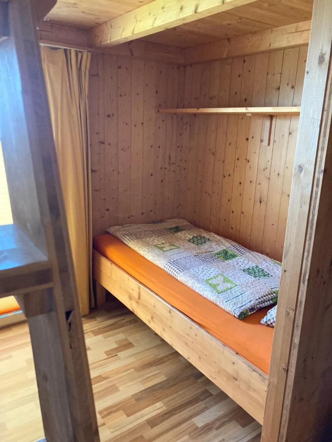 Bedroom, Bed in Klewenalp Ausflugs-Ski-Pistenhotel Klewenstock