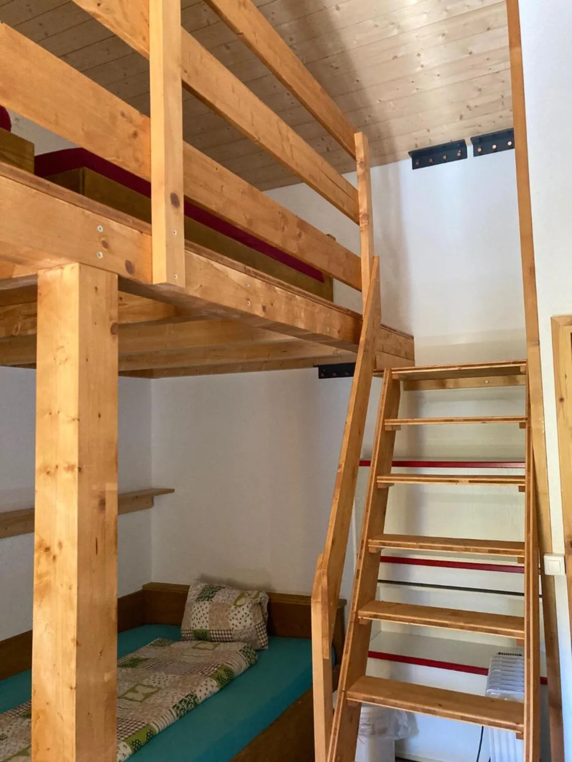 Photo of the whole room, Bed in Klewenalp Ausflugs-Ski-Pistenhotel Klewenstock