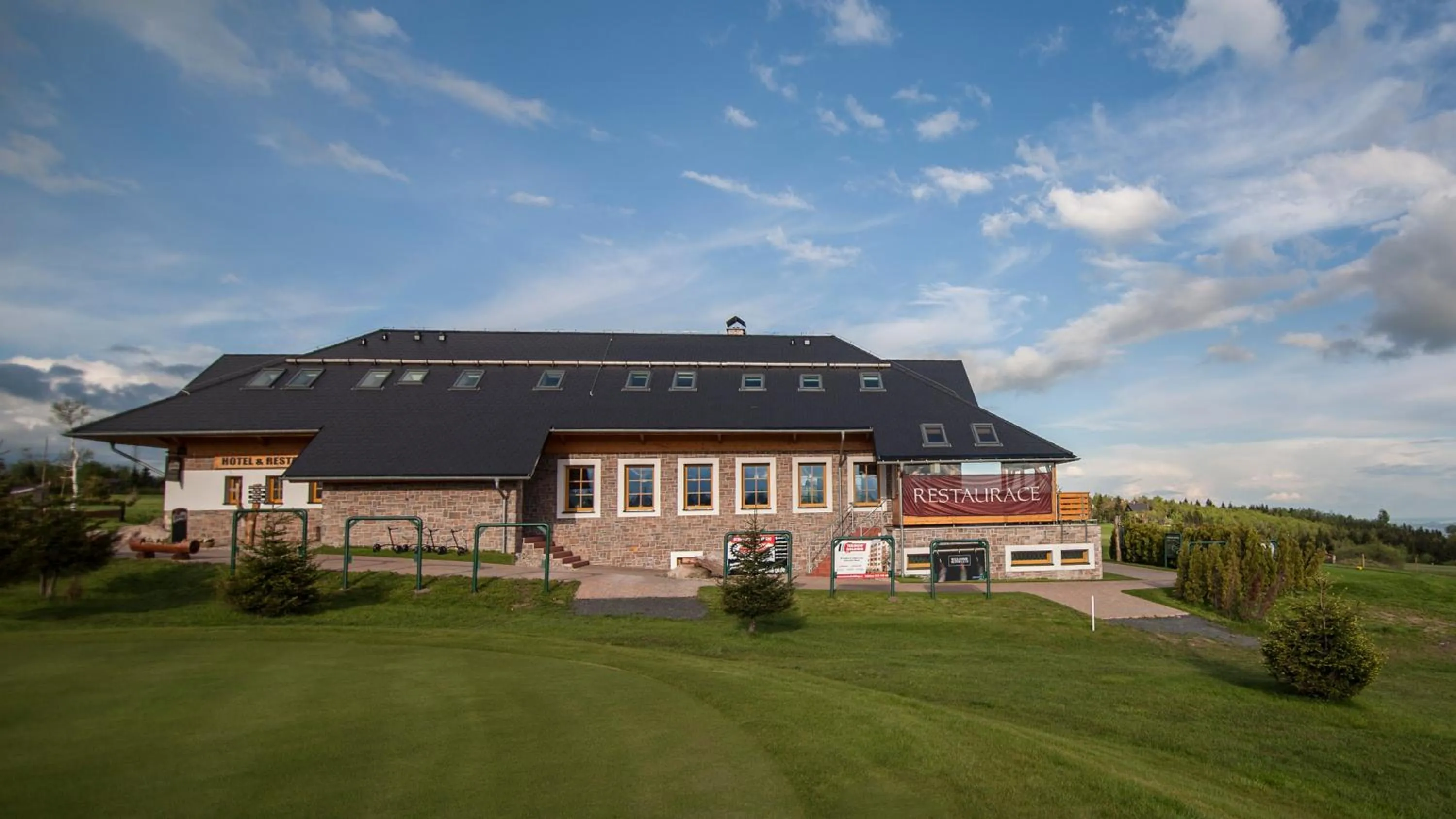 Facade/entrance in Hotel Krušnohorský Dvůr
