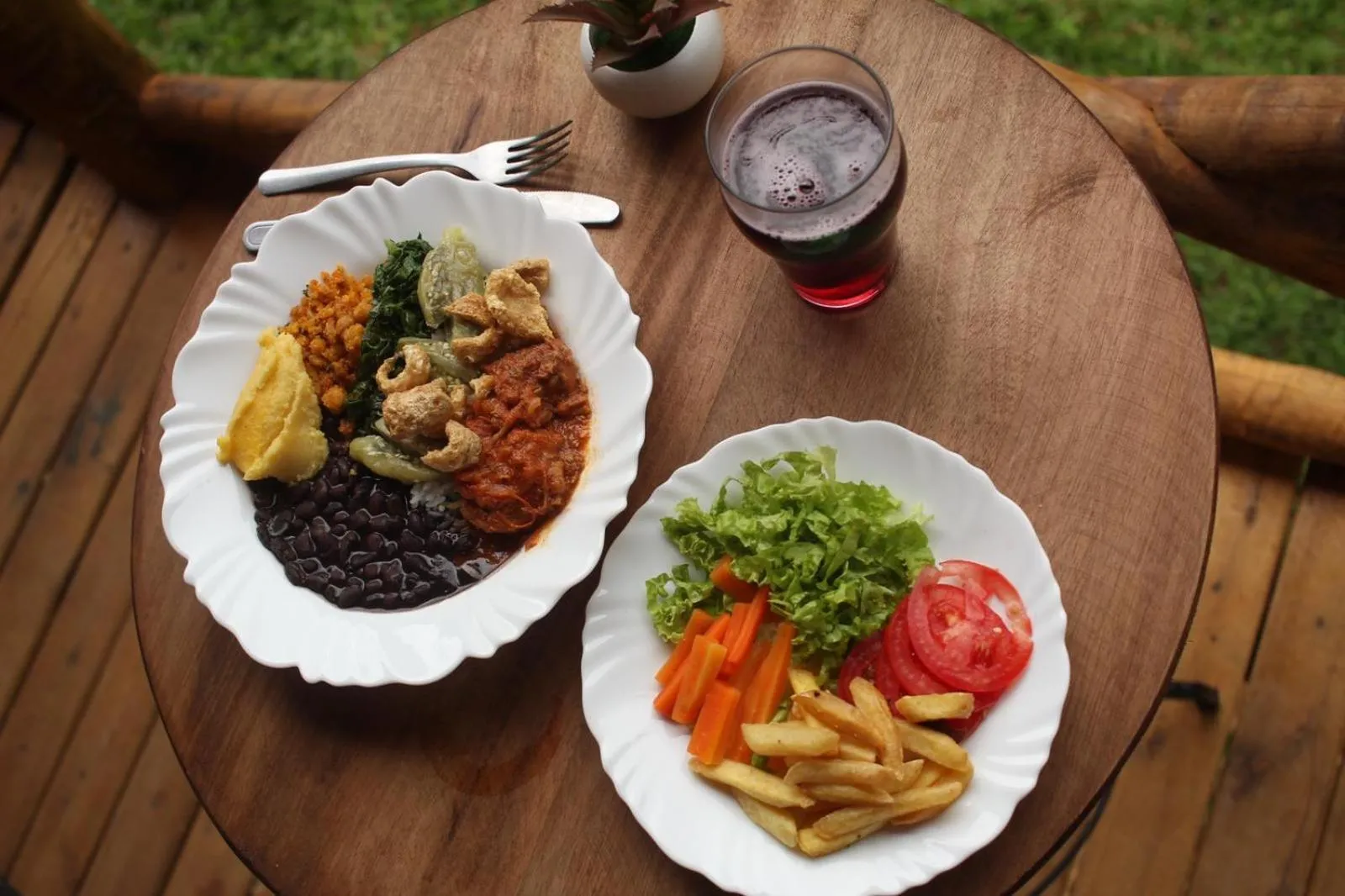 Restaurant/places to eat in Pousada, Camping e Restaurante do Sô Ito