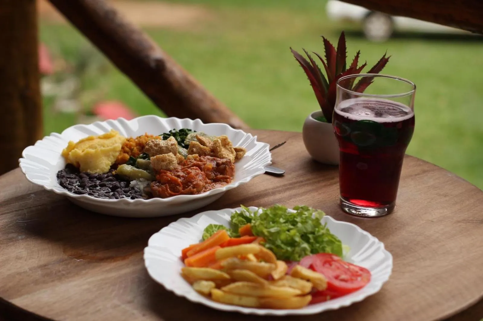 Restaurant/places to eat in Pousada, Camping e Restaurante do Sô Ito
