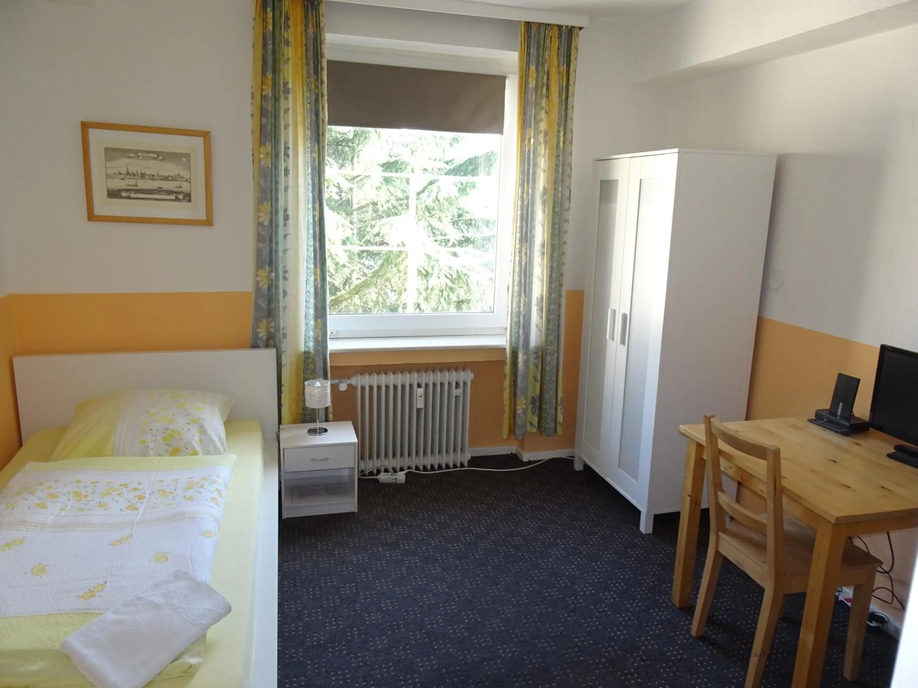 Photo of the whole room, Bed in Gästehaus Grupello