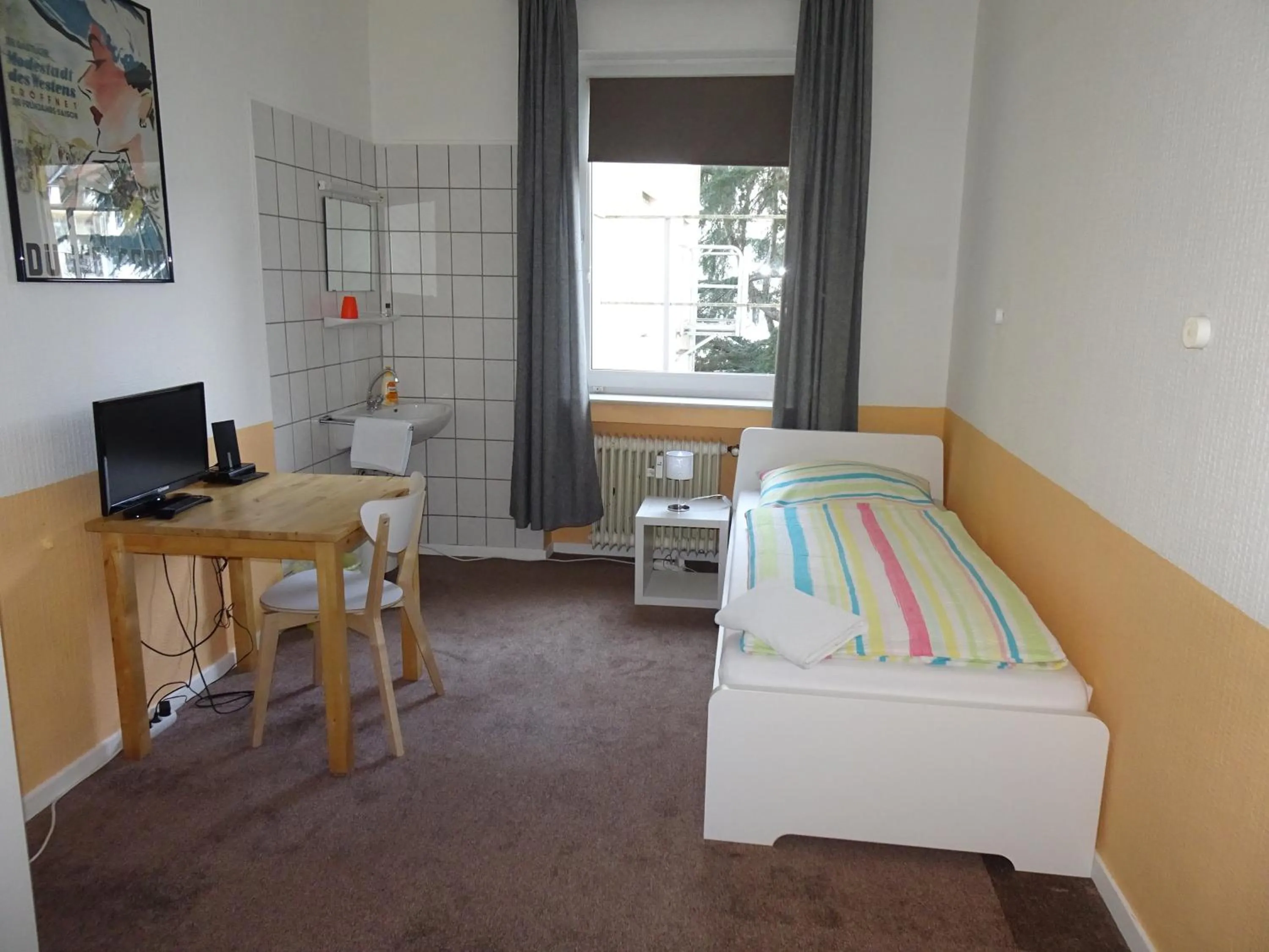 Photo of the whole room, Bed in Gästehaus Grupello