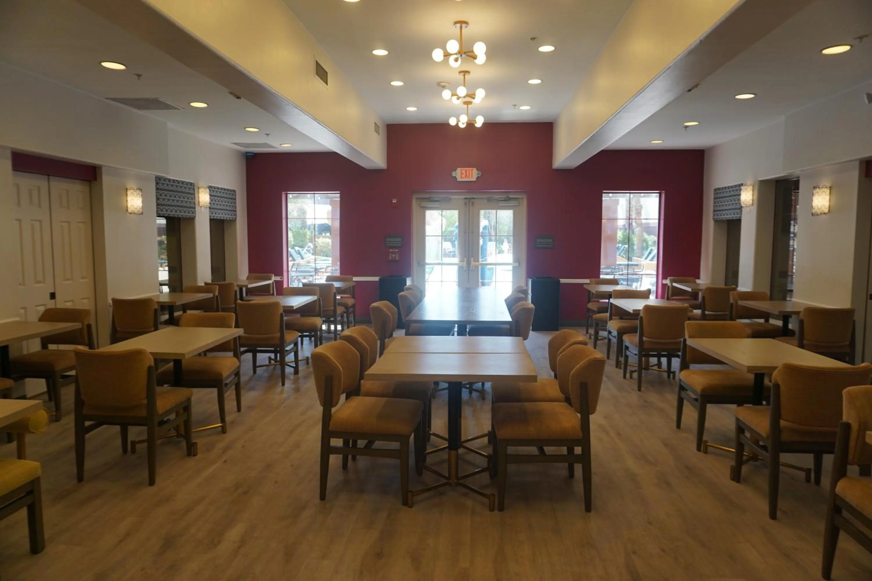 Communal lounge/ TV room in Hampton Inn Tropicana